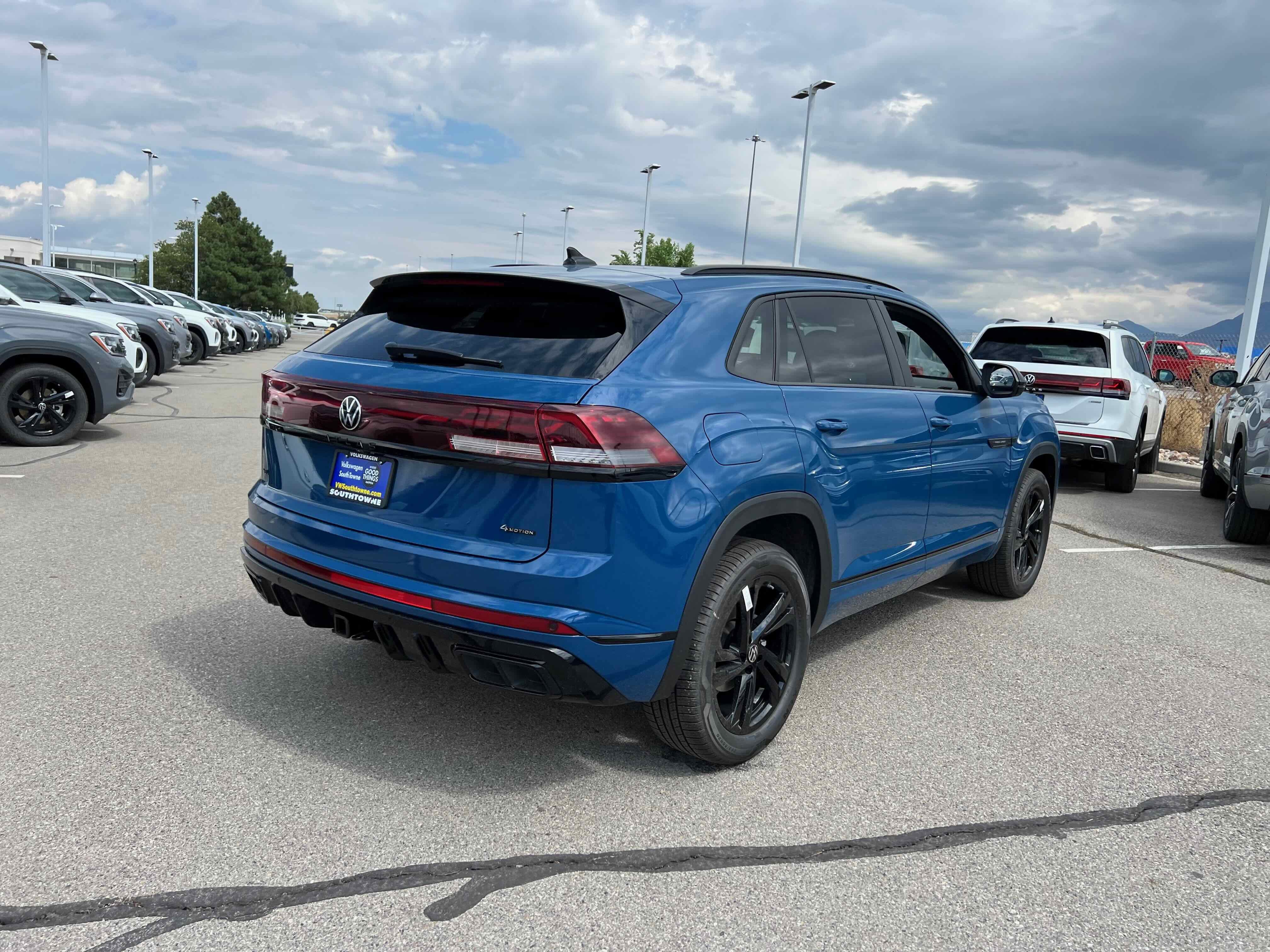 2026 Volkswagen Atlas Cross Sport 2.0T SEL R-Line Black