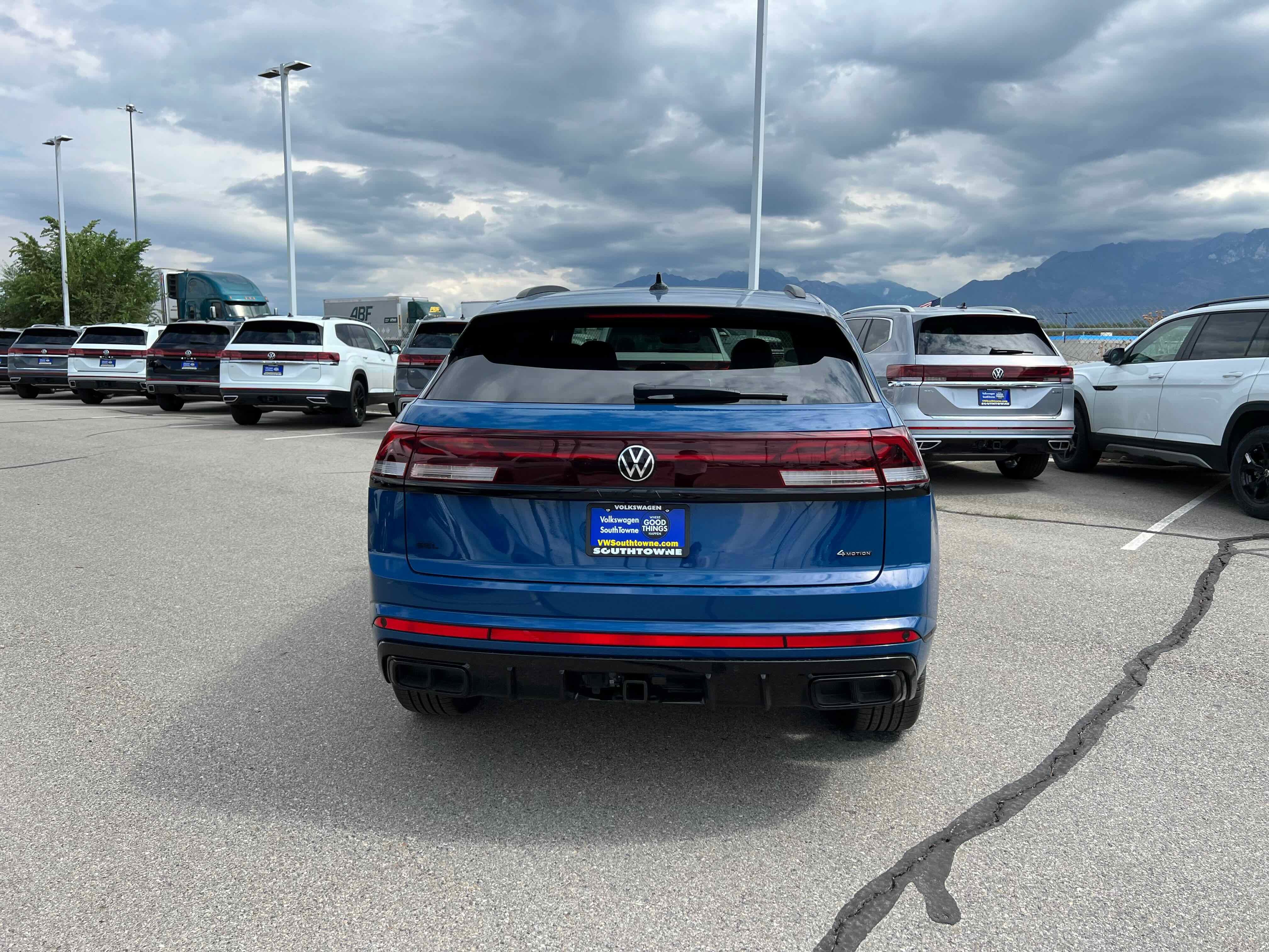 2026 Volkswagen Atlas Cross Sport 2.0T SEL R-Line Black