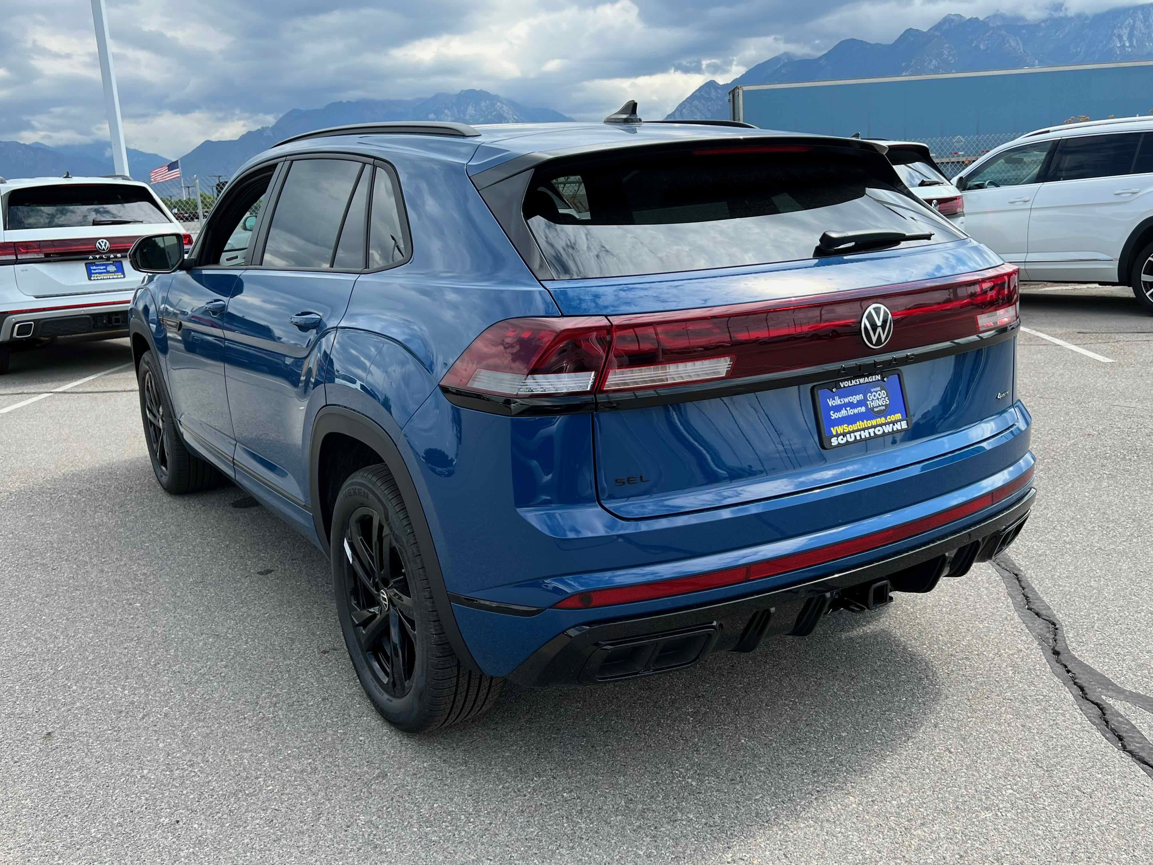 2026 Volkswagen Atlas Cross Sport 2.0T SEL R-Line Black