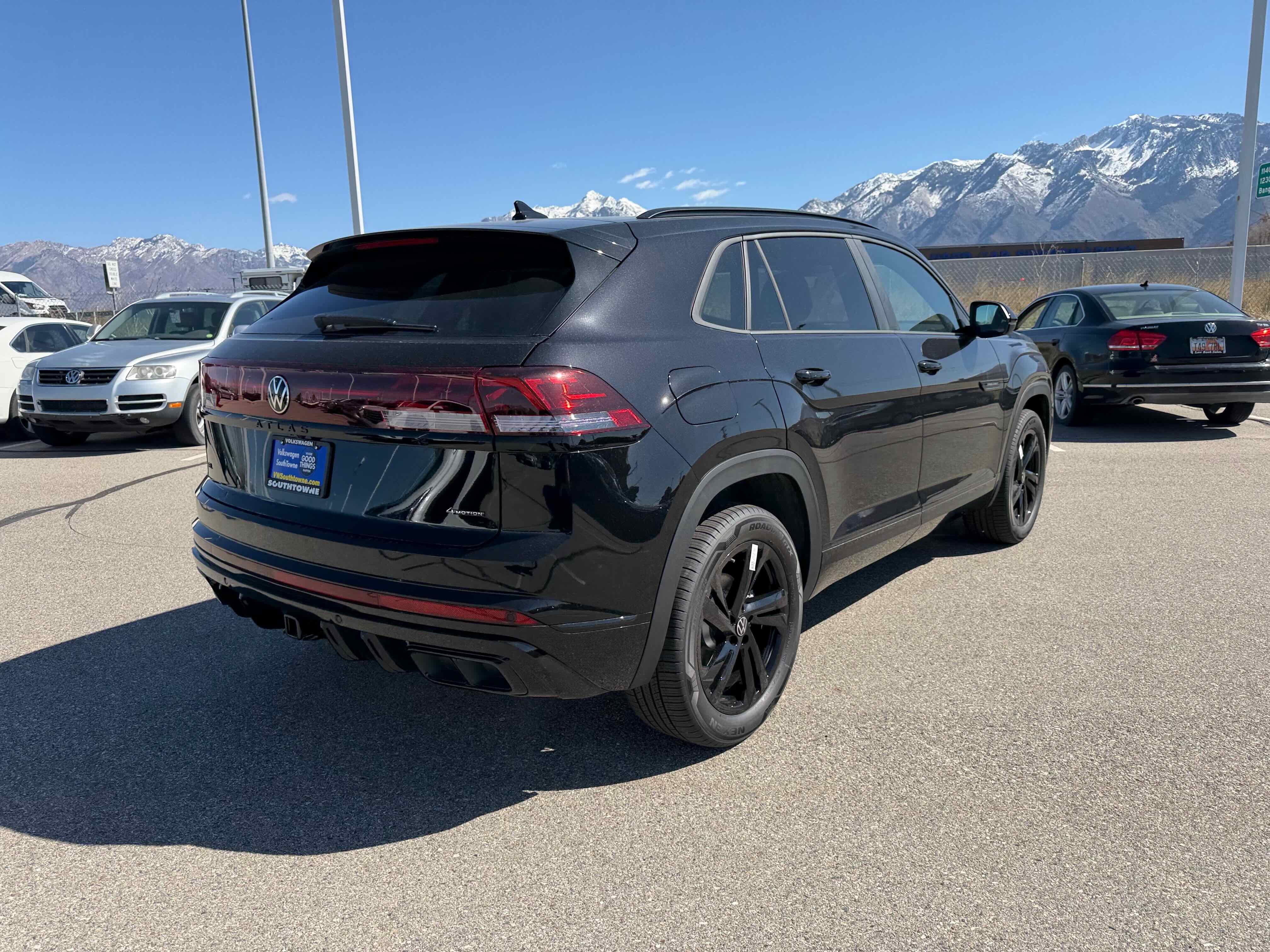 2026 Volkswagen Atlas Cross Sport 2.0T SEL R-Line Black