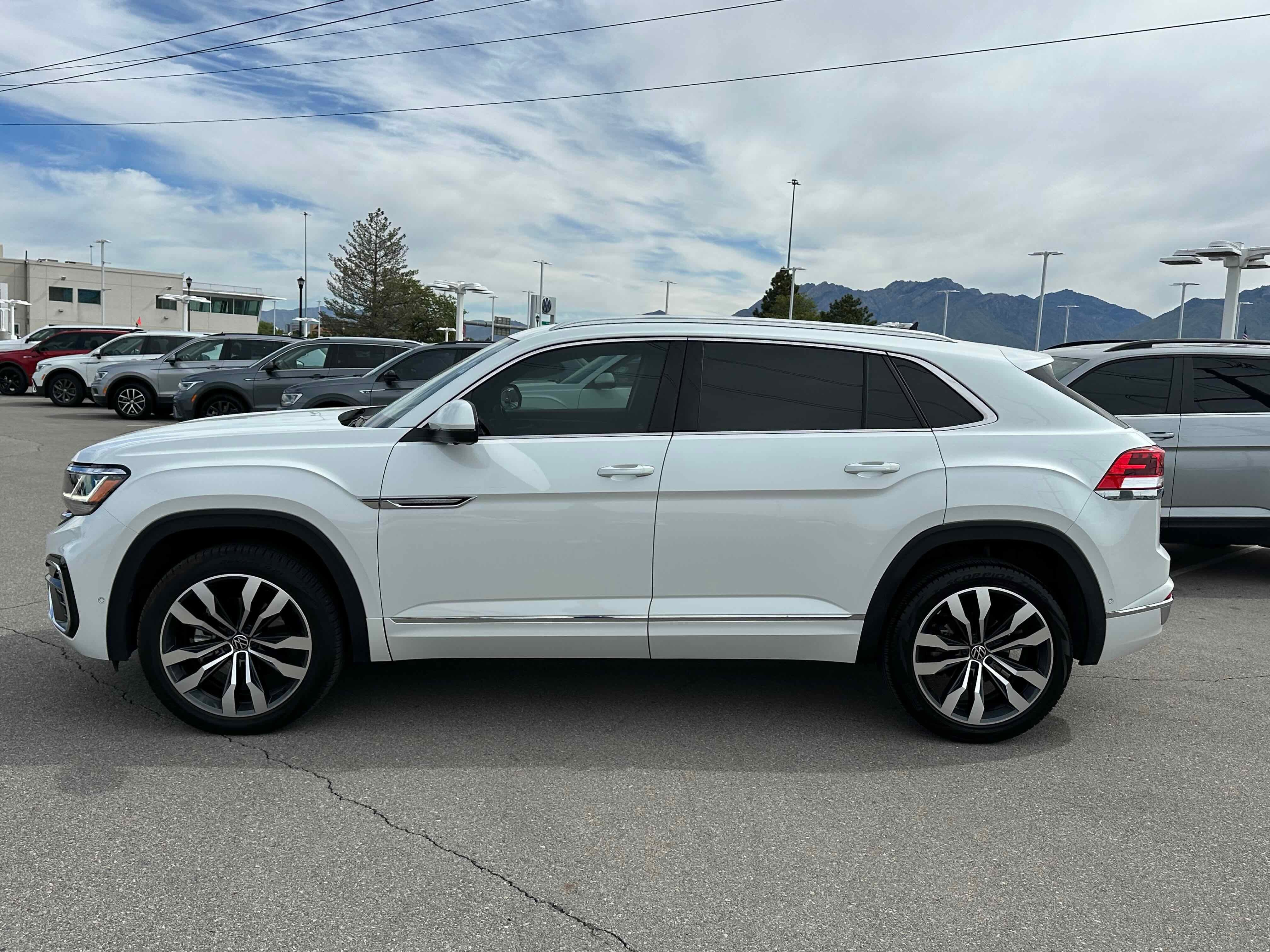 2023 Volkswagen Atlas Cross Sport 3.6L V6 SEL Premium R-Line