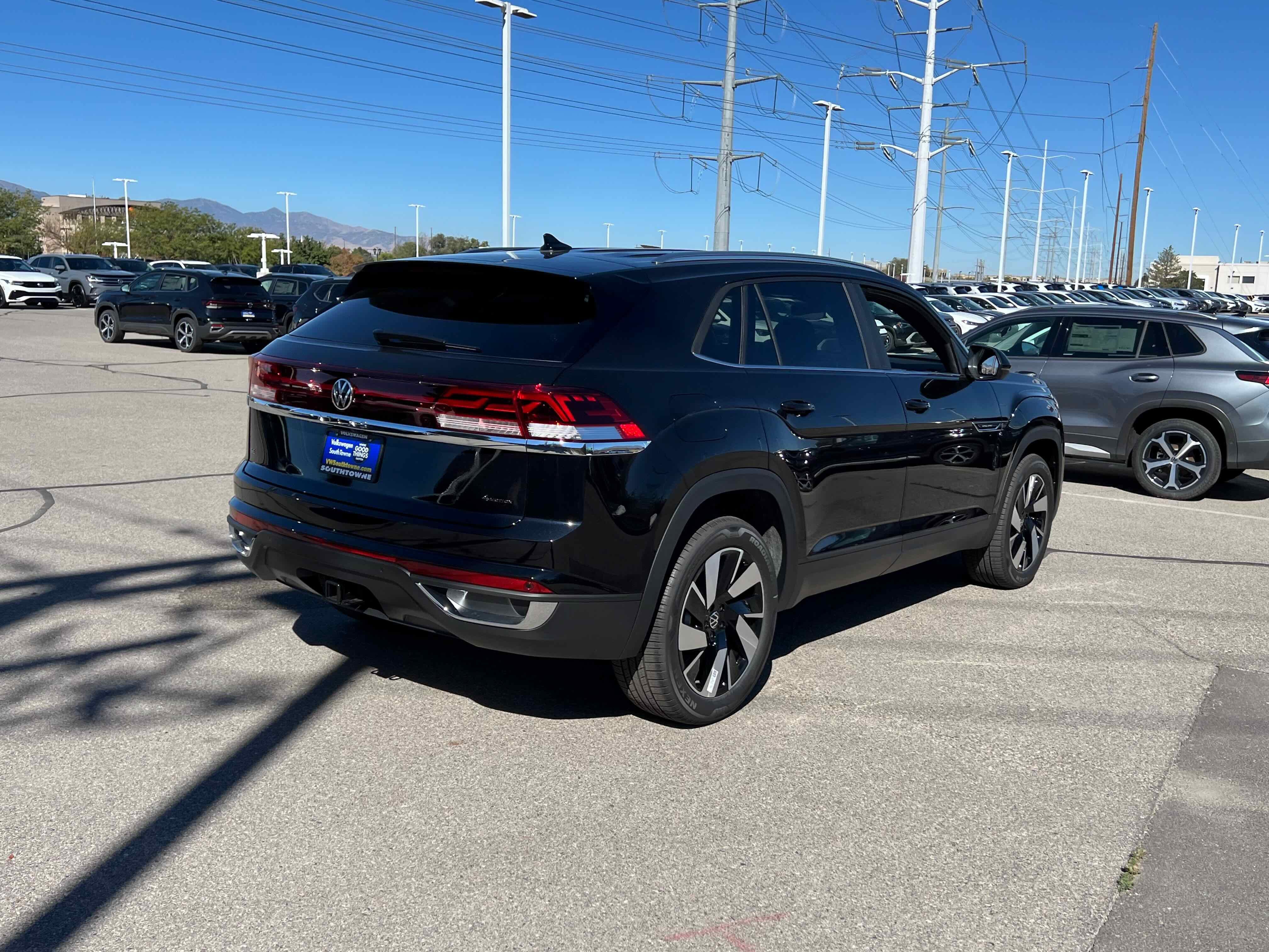 2026 Volkswagen Atlas Cross Sport 2.0T SE w/Technology