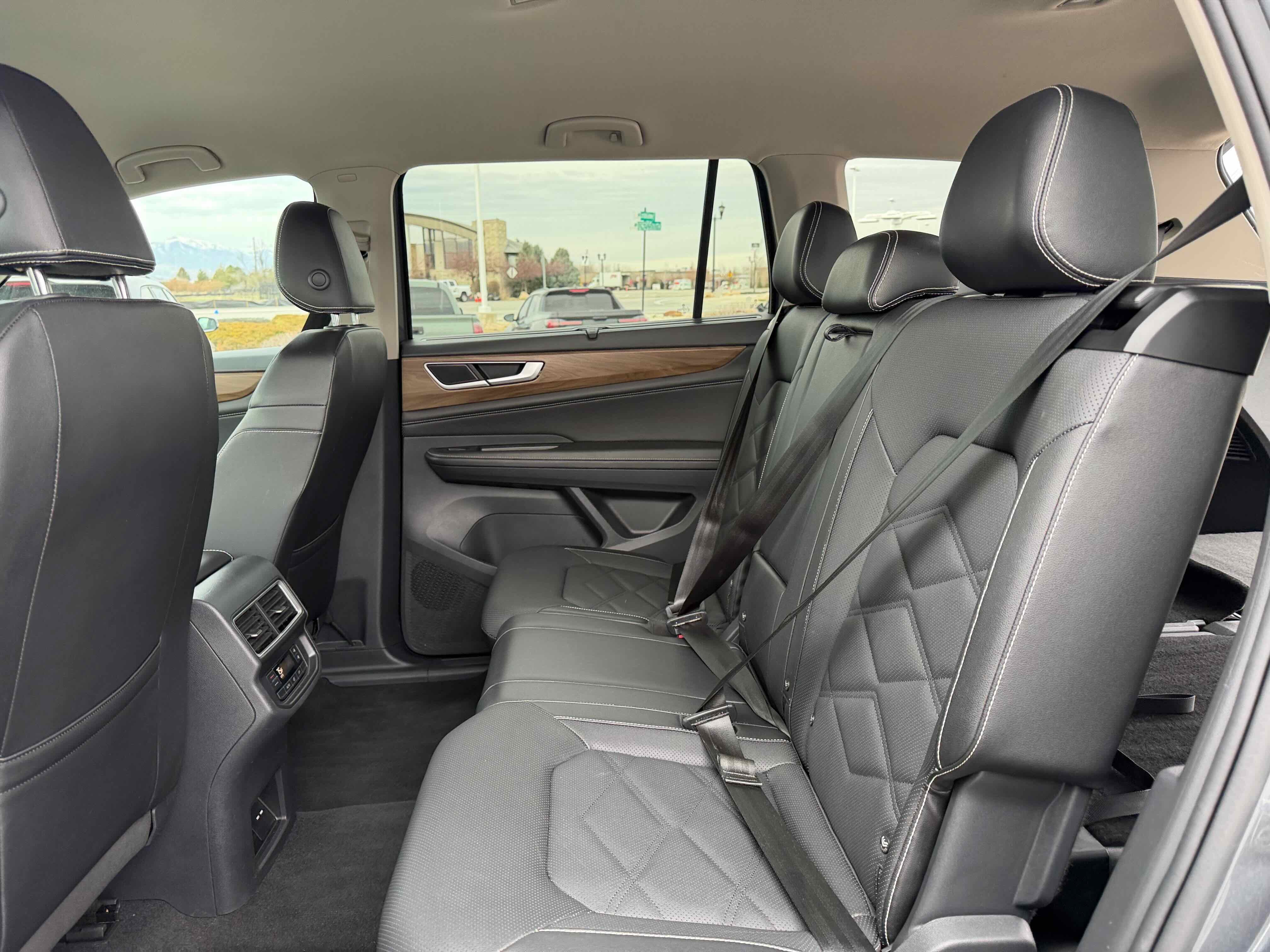 2025 Volkswagen Atlas 2.0T SE w/Technology