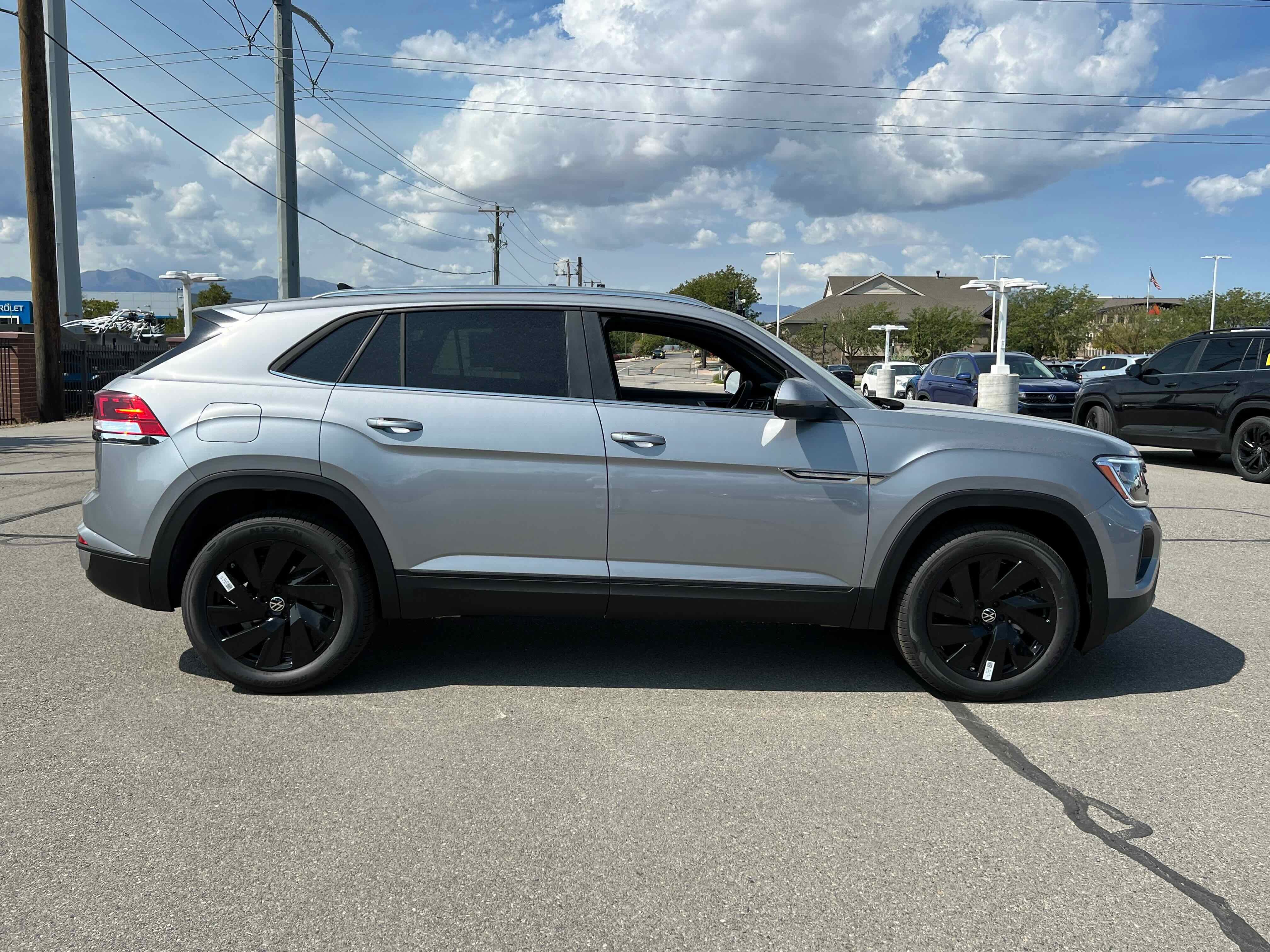 2026 Volkswagen Atlas Cross Sport 2.0T SE w/Technology
