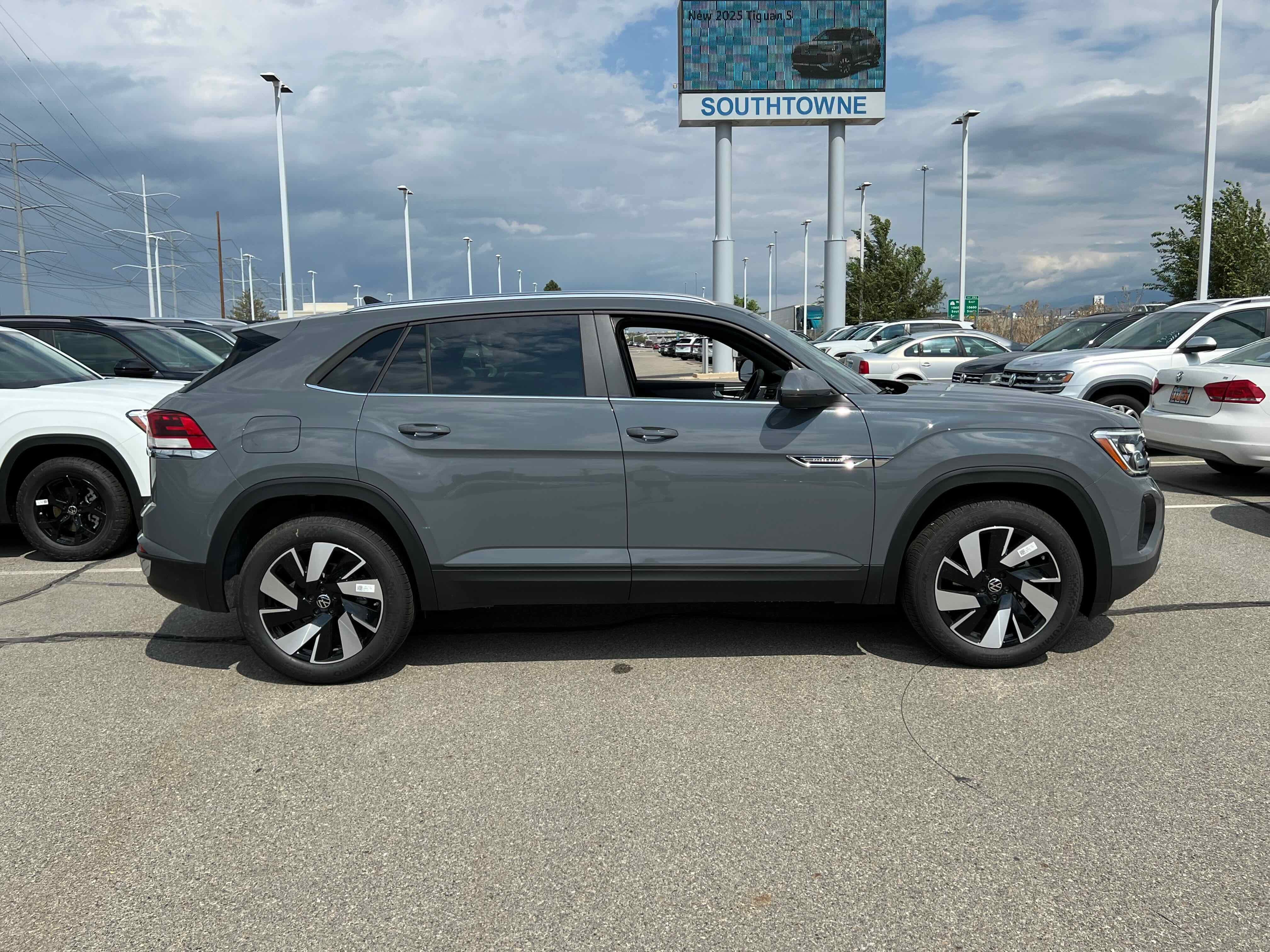 2026 Volkswagen Atlas Cross Sport 2.0T SE w/Technology