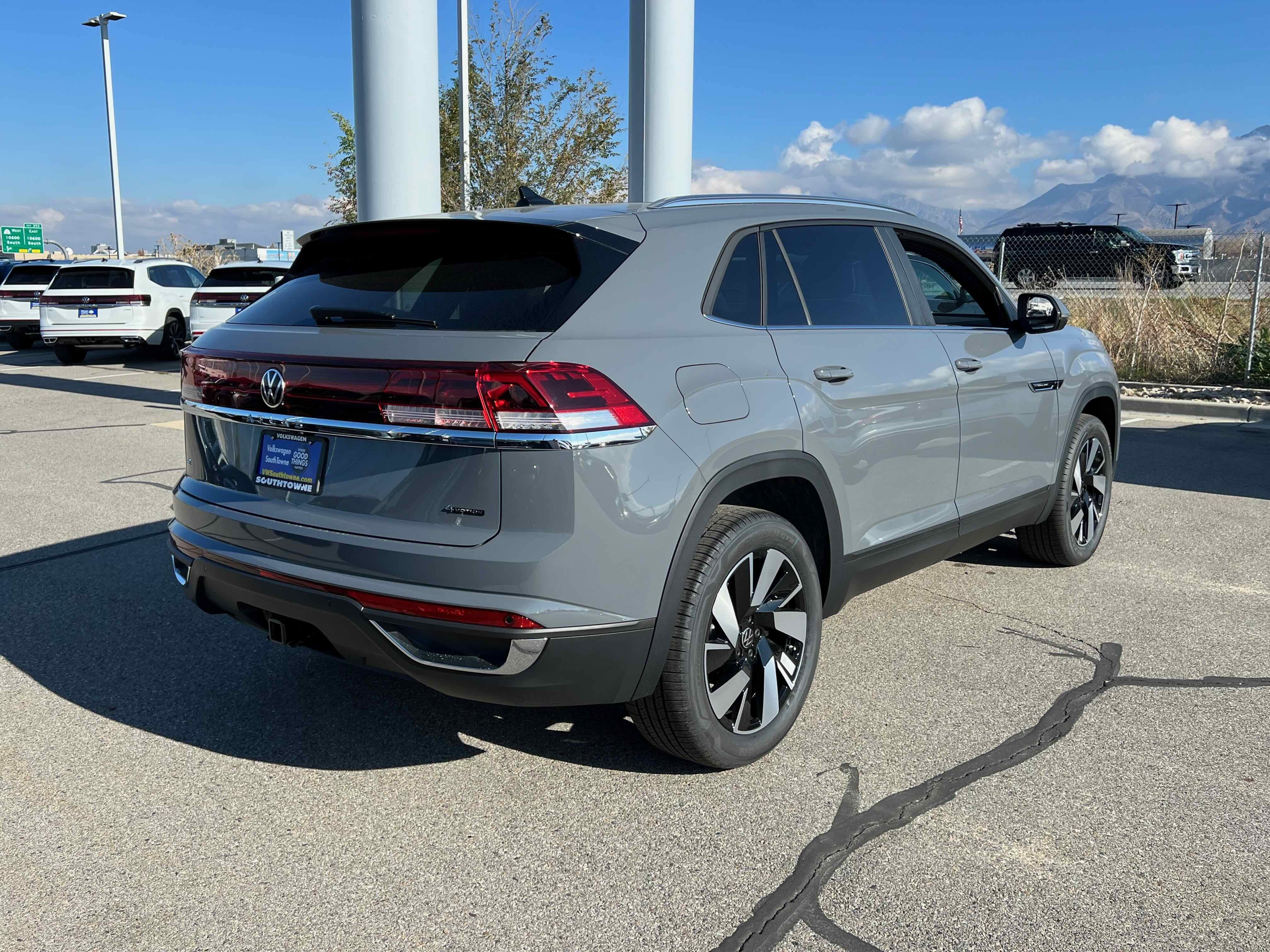 2026 Volkswagen Atlas Cross Sport 2.0T SE w/Technology