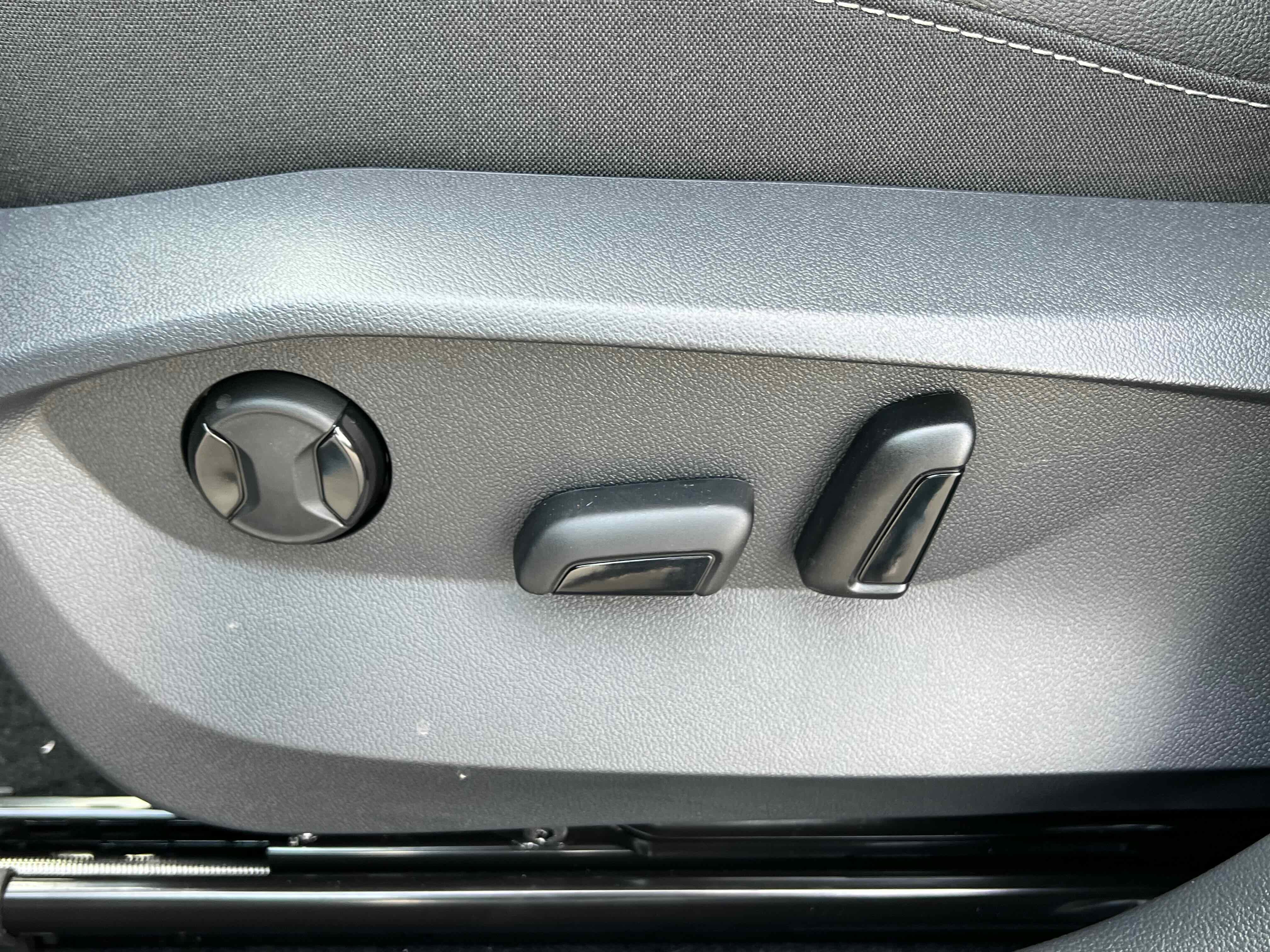 2026 Volkswagen Taos SE Black