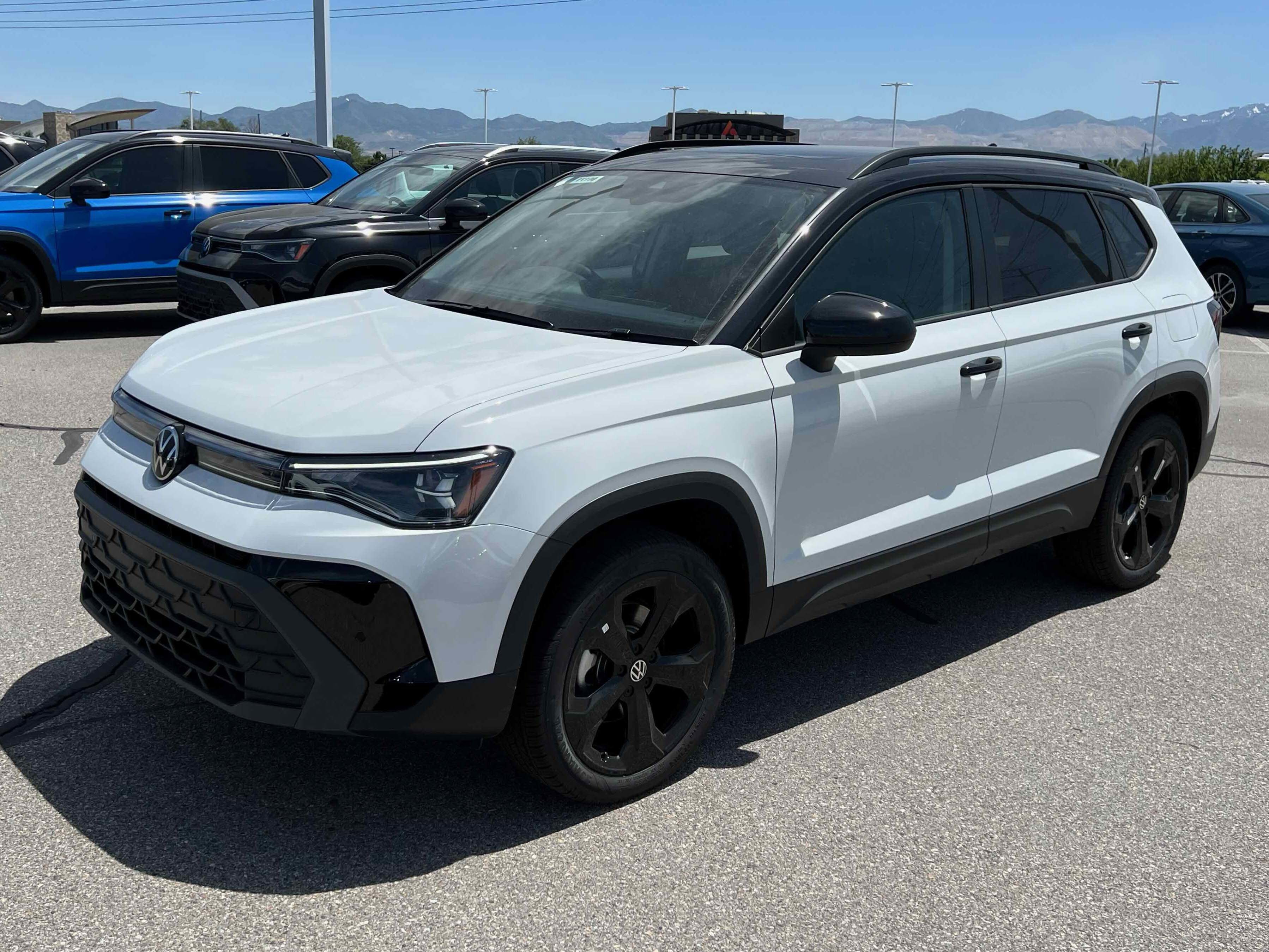 2025 Volkswagen Taos SE Black