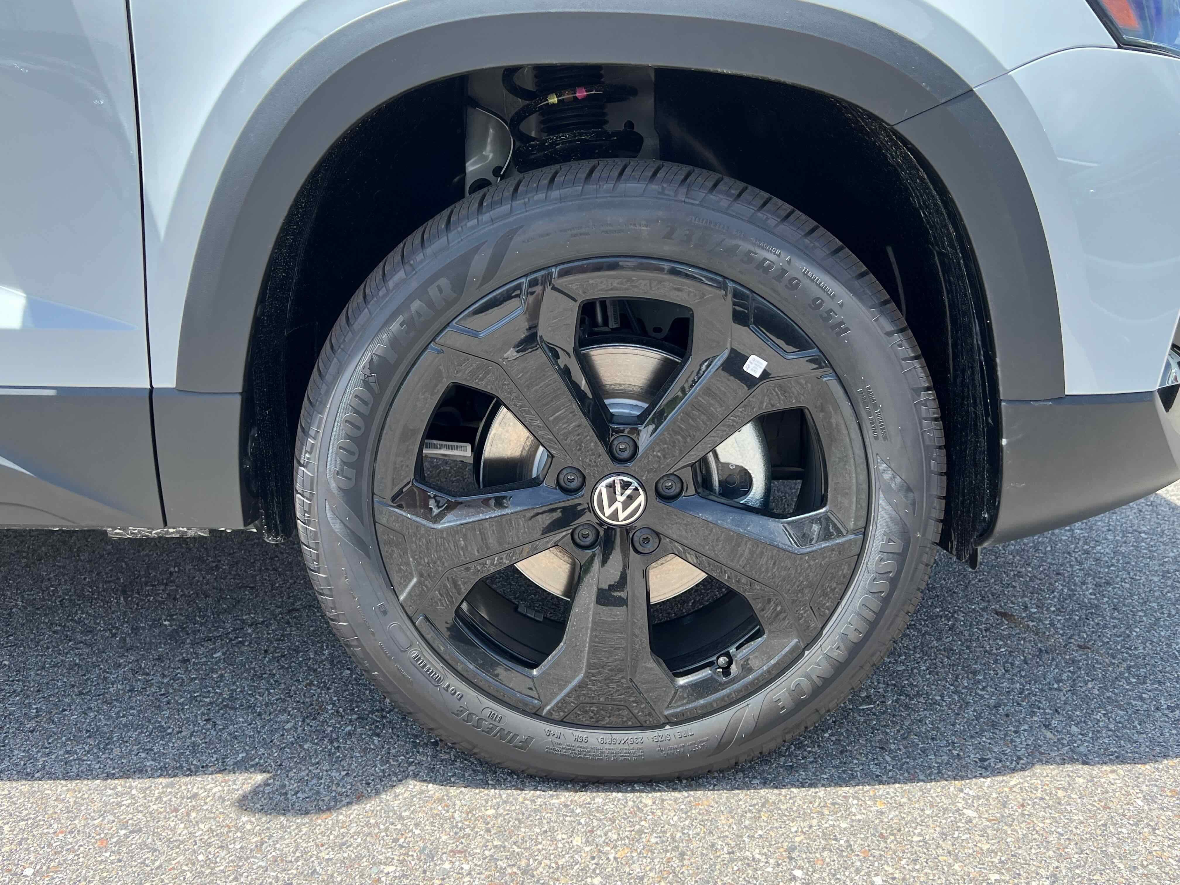 2025 Volkswagen Taos SE Black