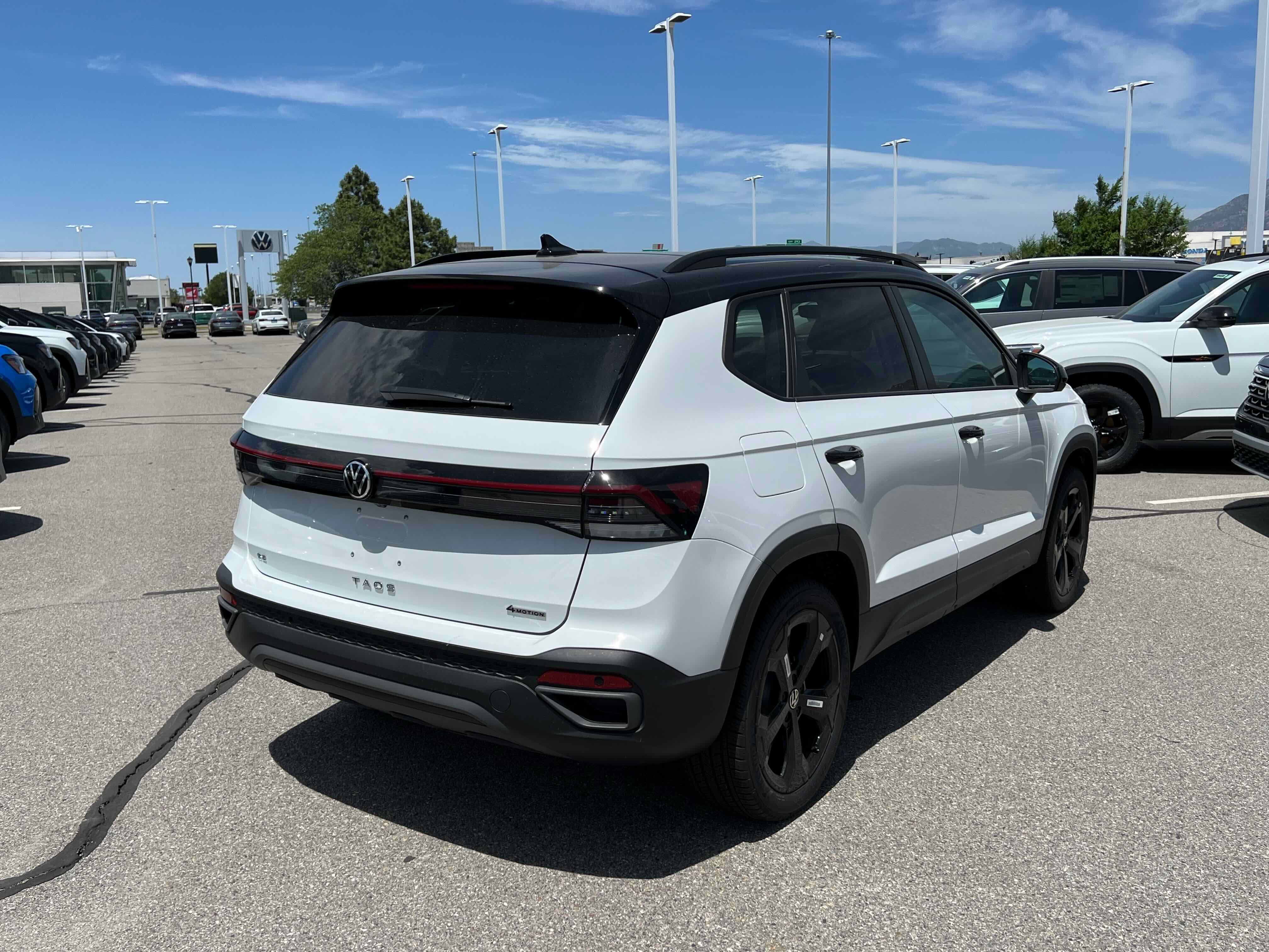 2025 Volkswagen Taos SE Black