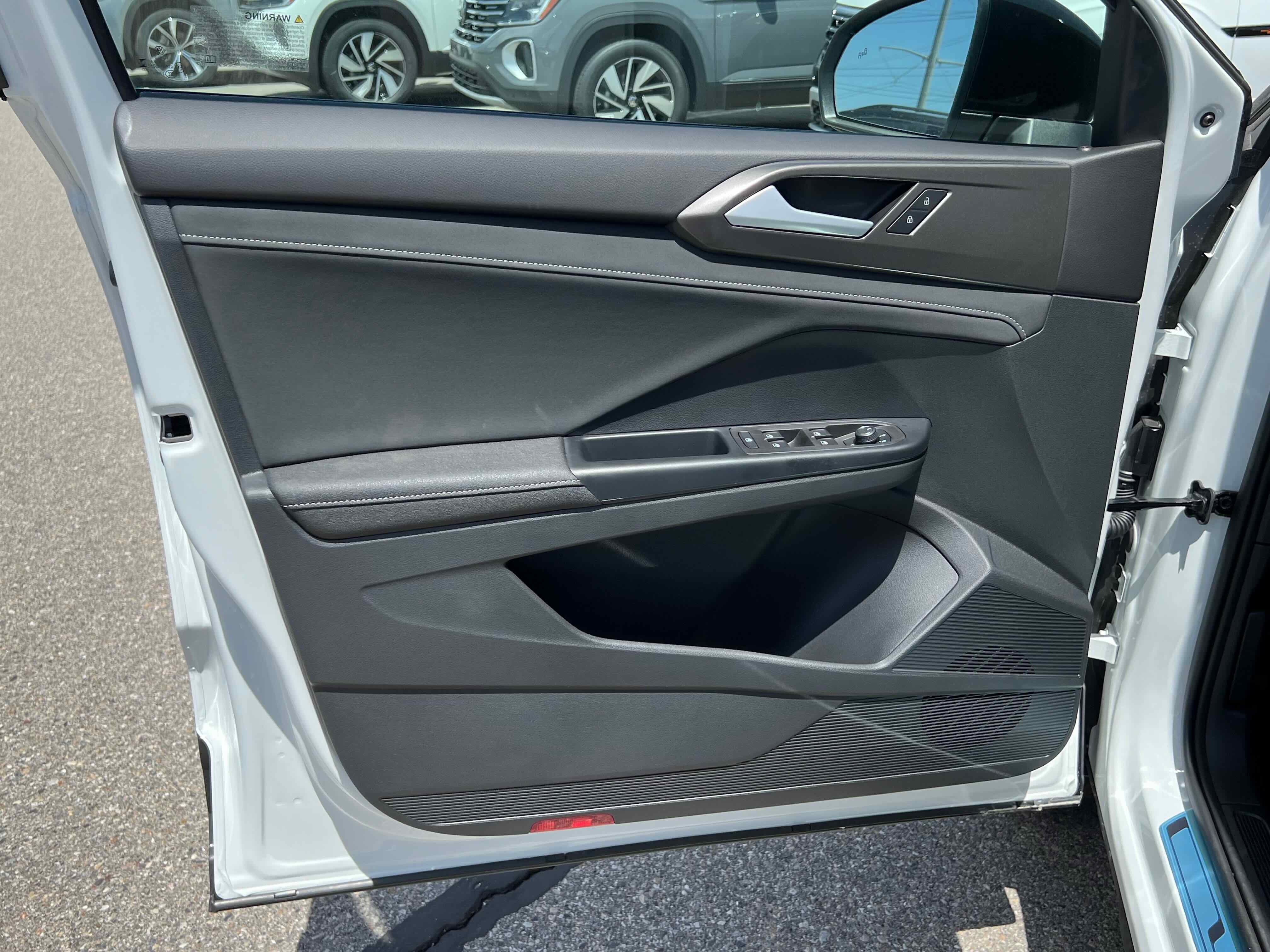 2025 Volkswagen Taos SE Black