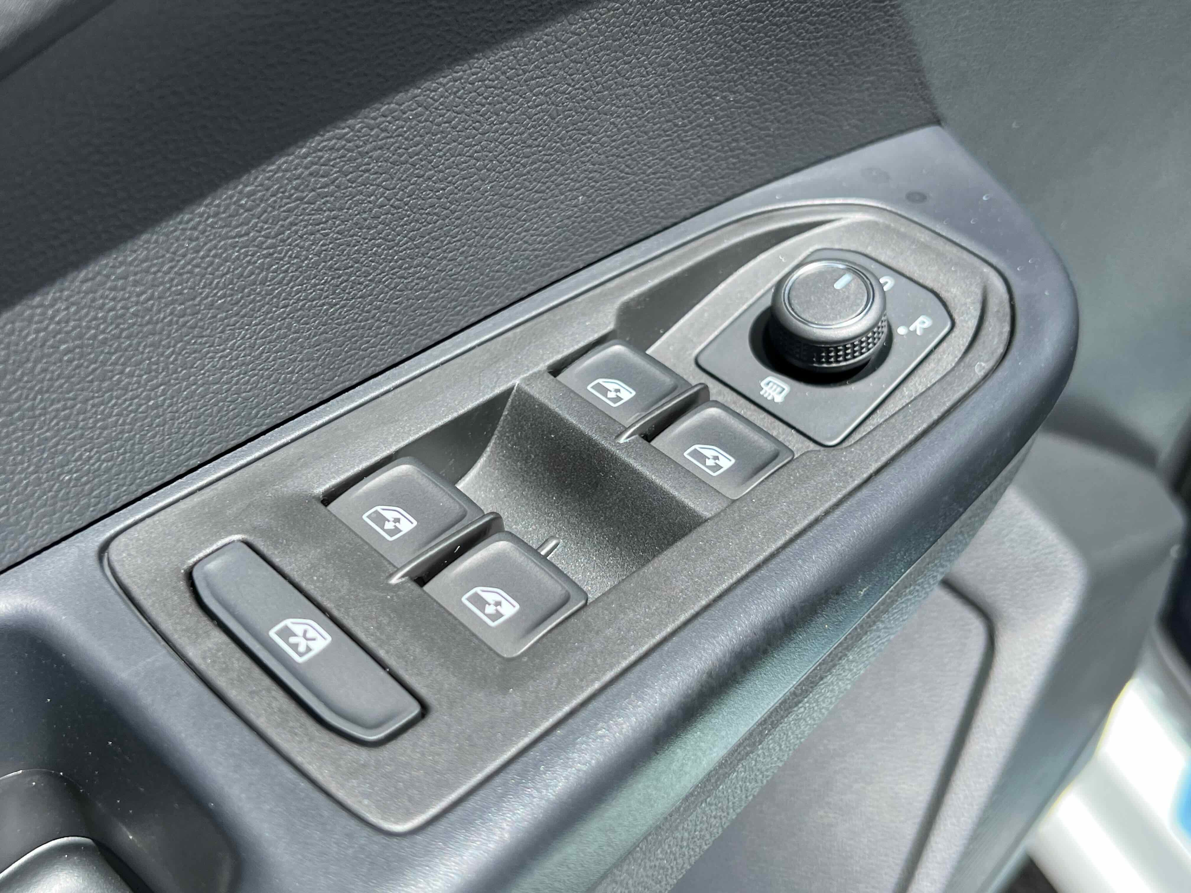 2025 Volkswagen Taos SE Black