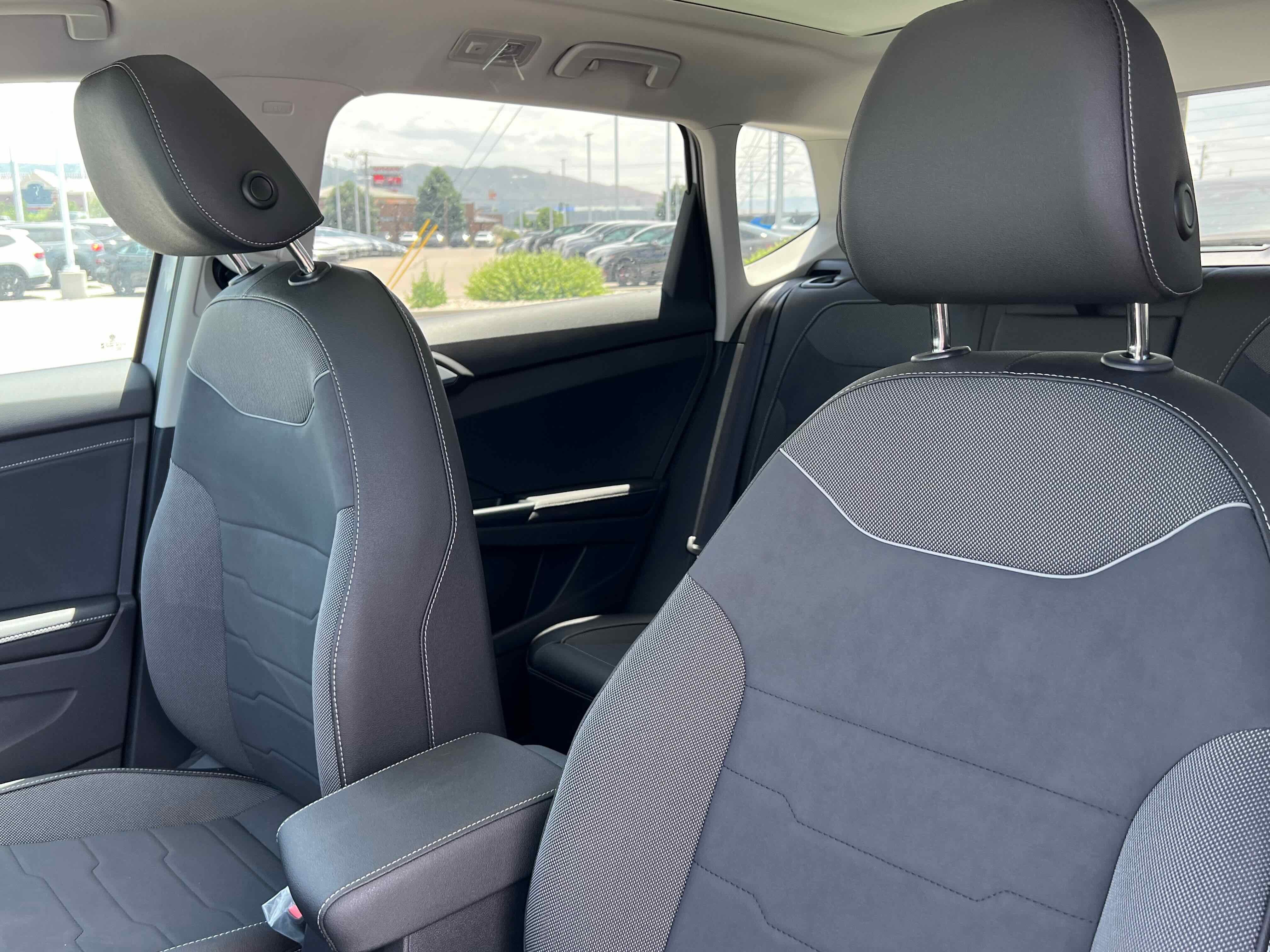 2025 Volkswagen Taos SE Black