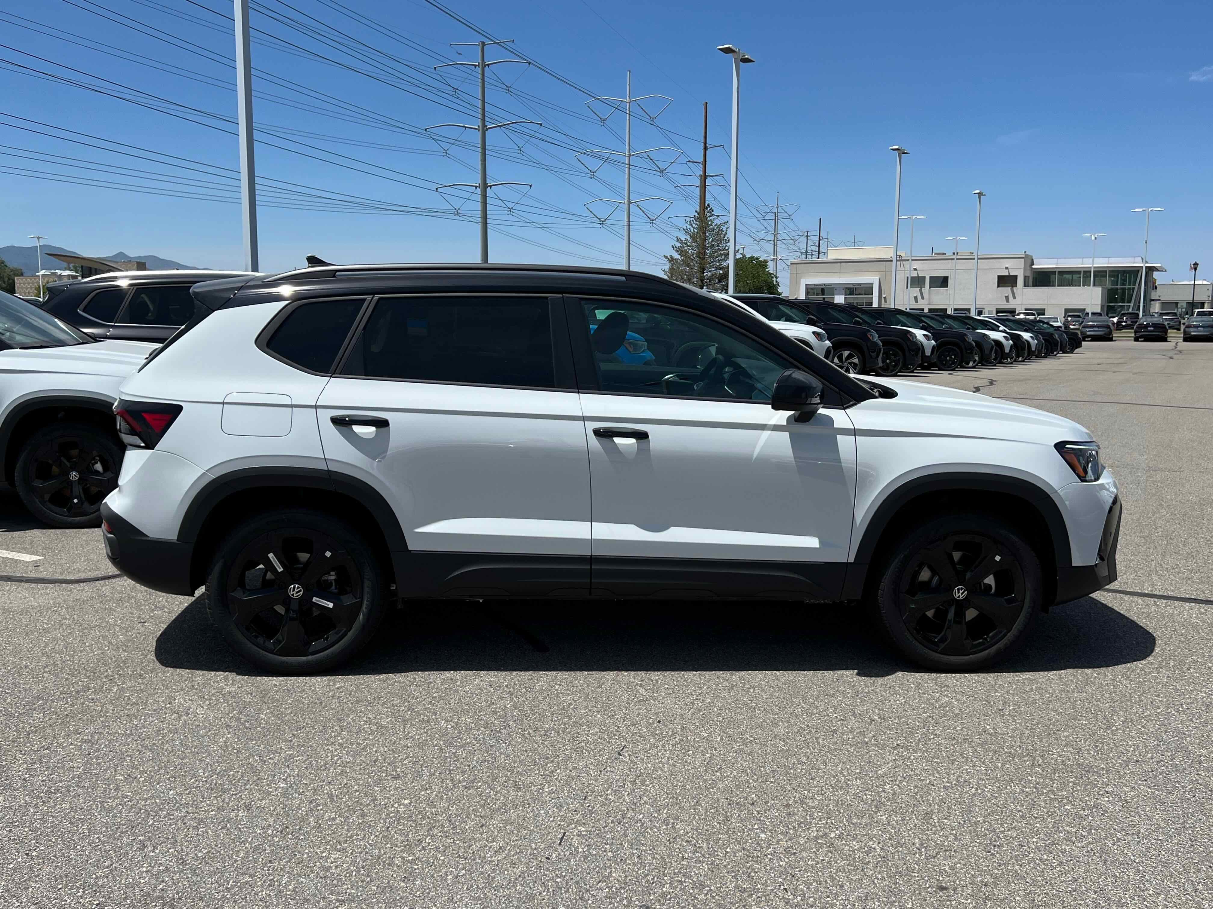 2025 Volkswagen Taos SE Black