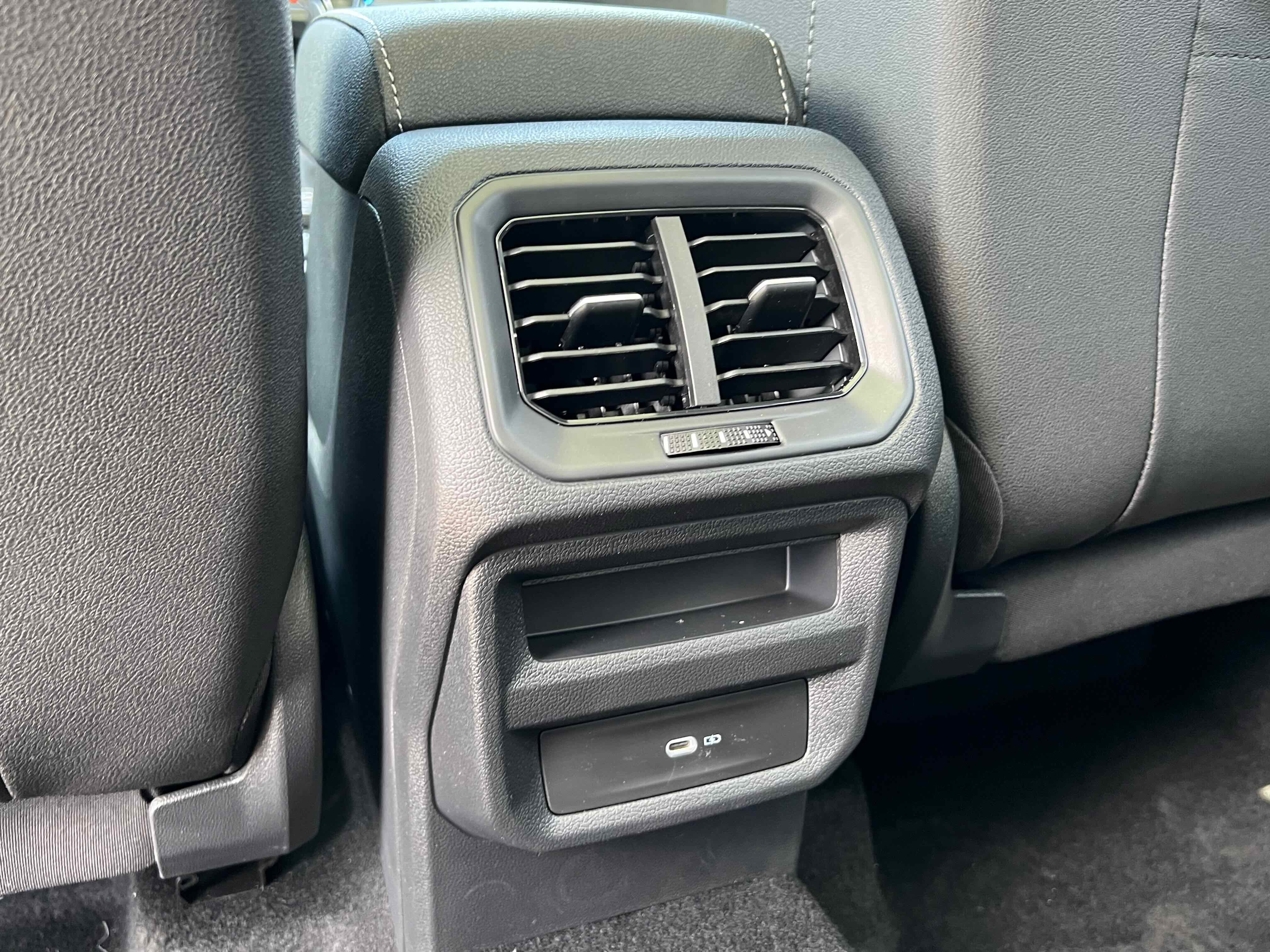 2025 Volkswagen Taos SE Black