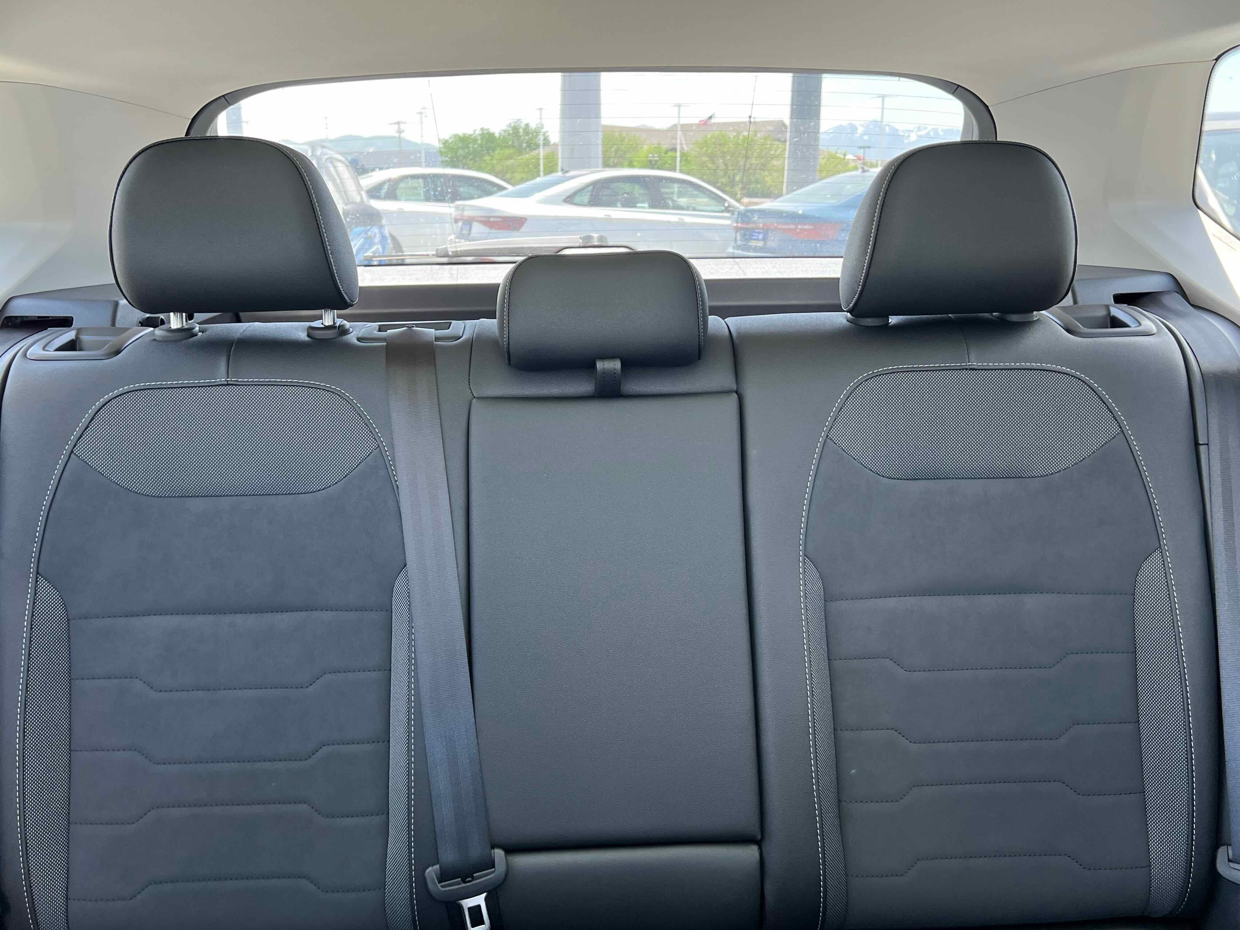 2025 Volkswagen Taos SE Black