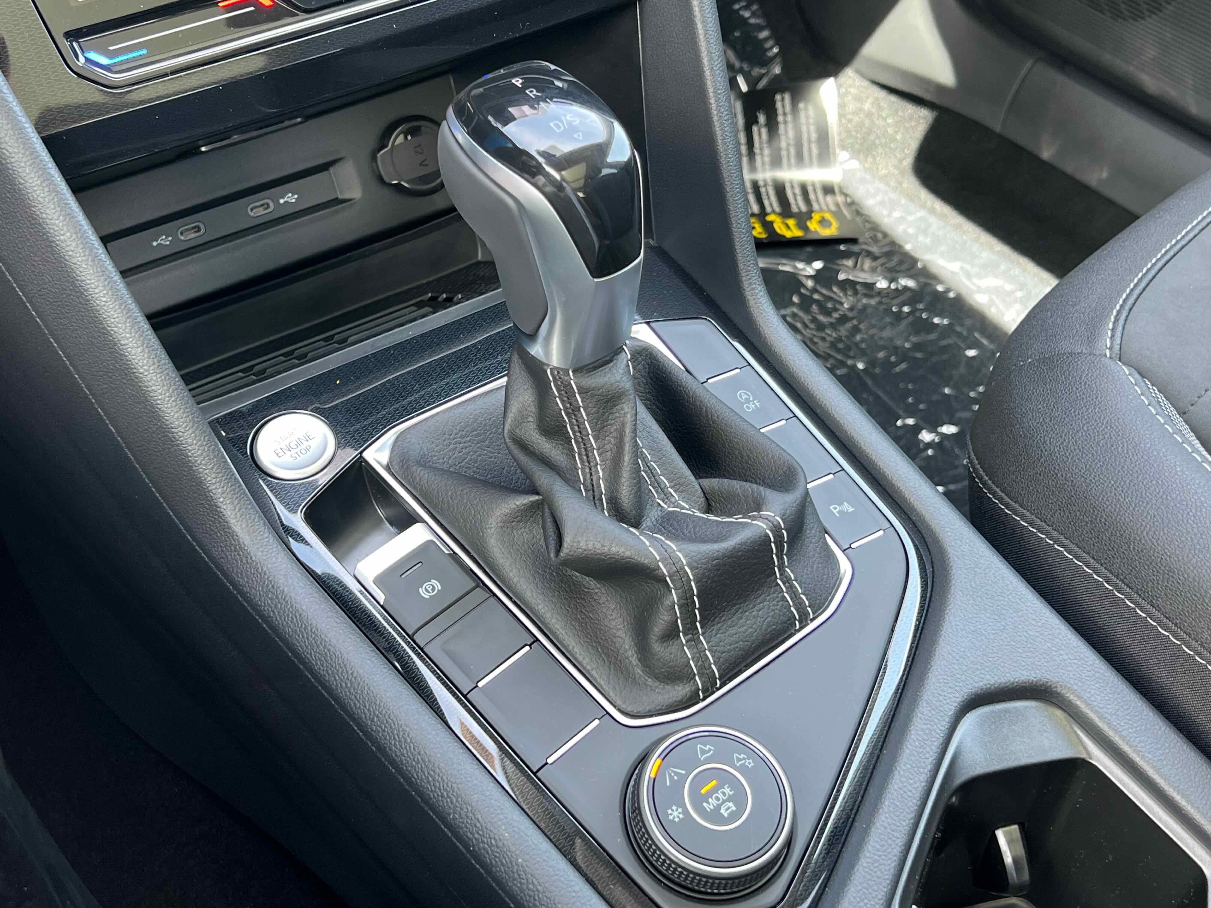 2025 Volkswagen Taos SE Black