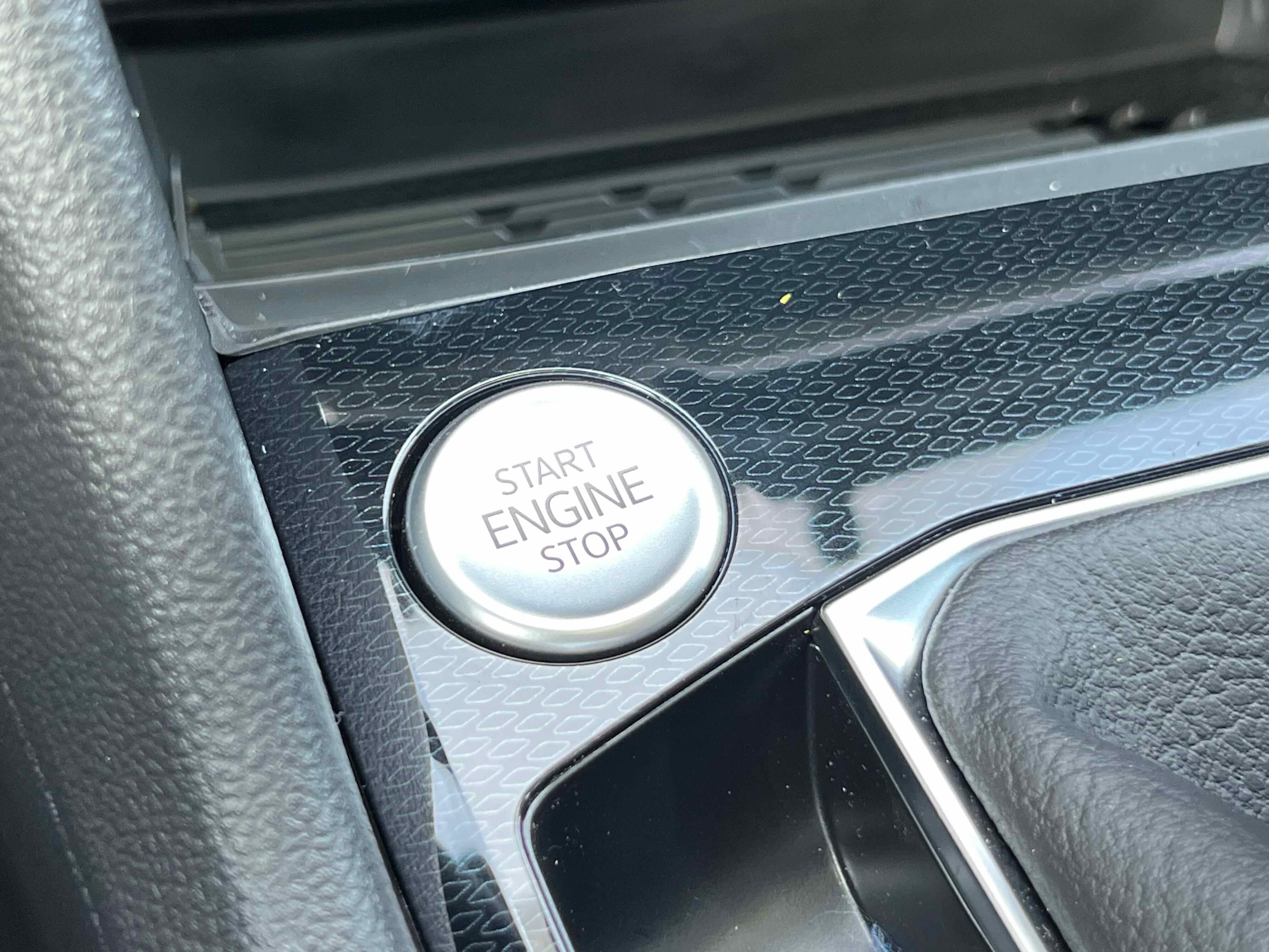 2025 Volkswagen Taos SE Black