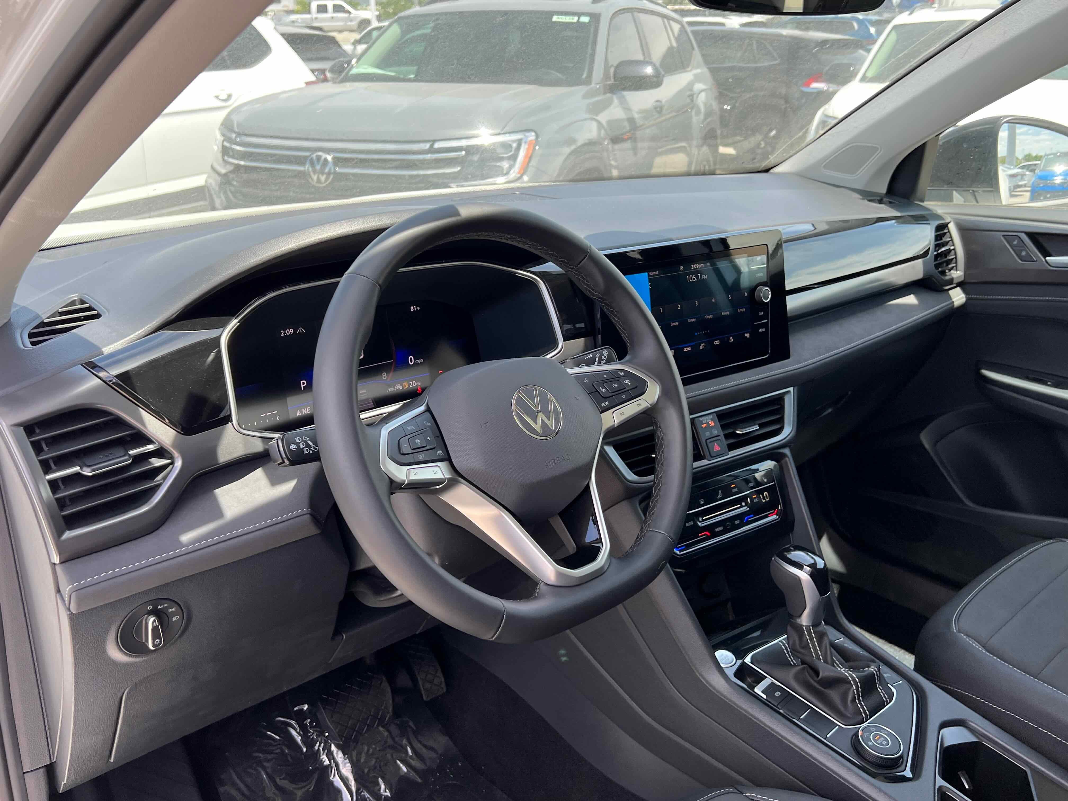 2025 Volkswagen Taos SE Black