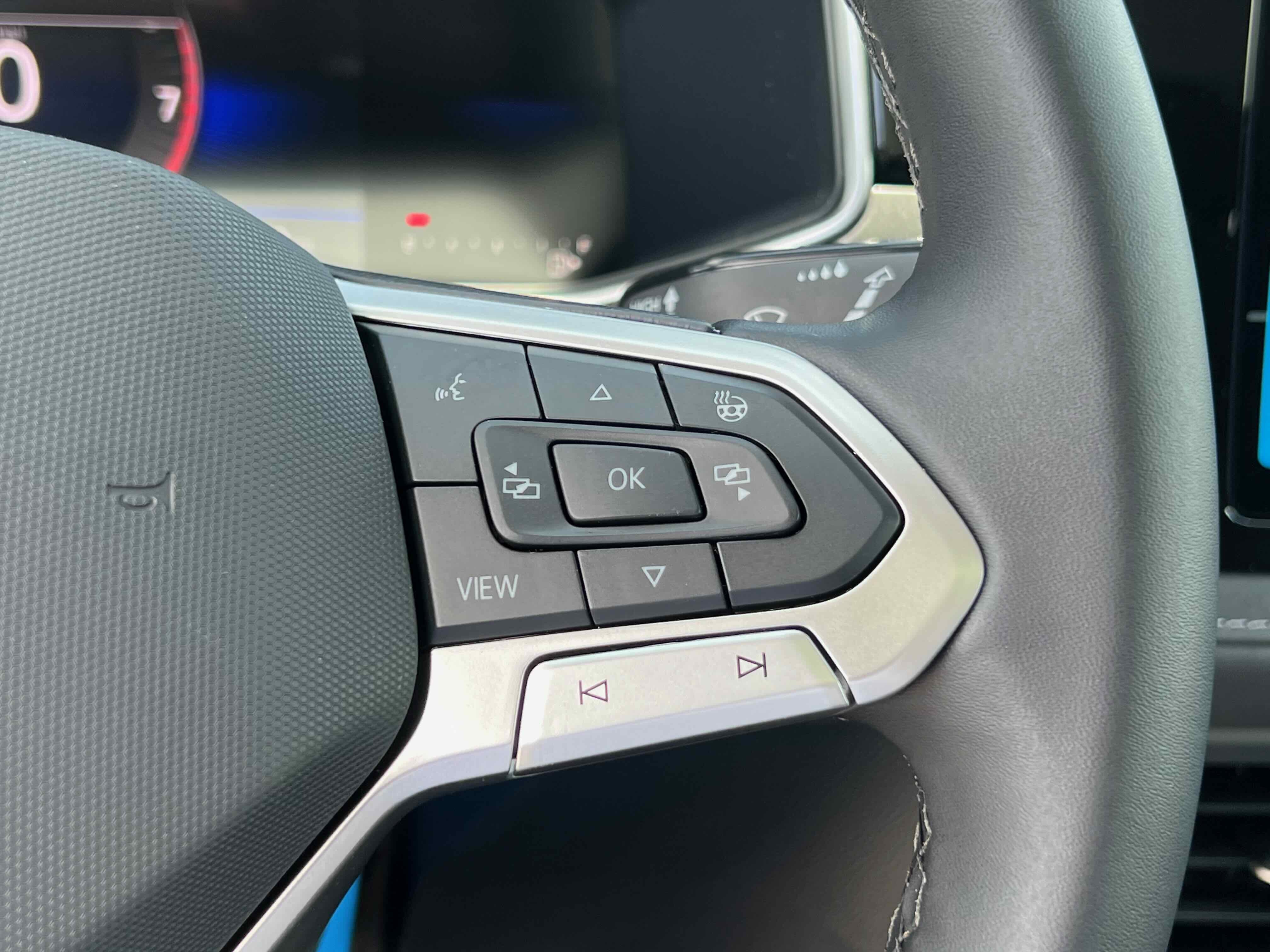 2025 Volkswagen Taos SE Black