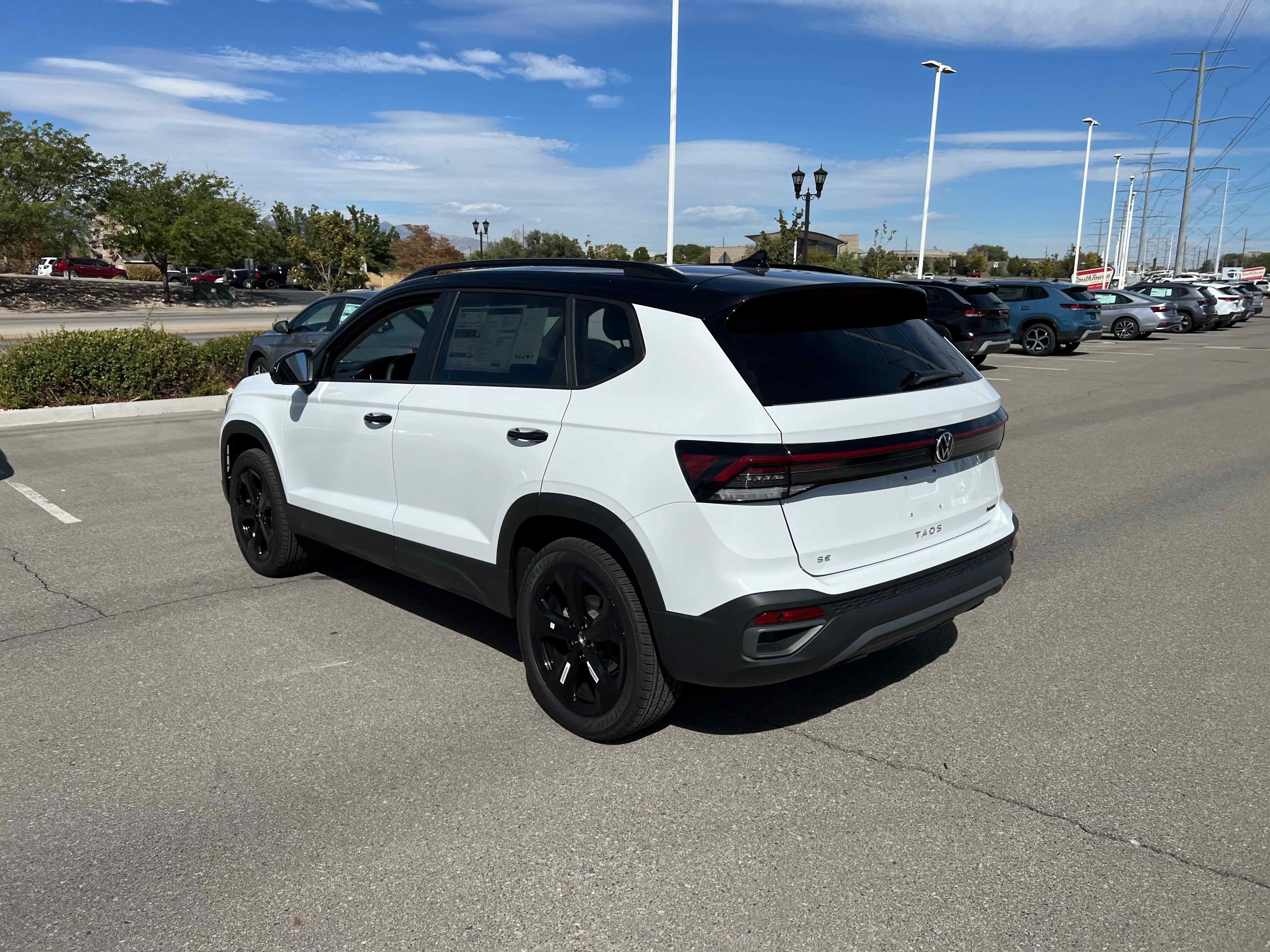 2025 Volkswagen Taos SE Black