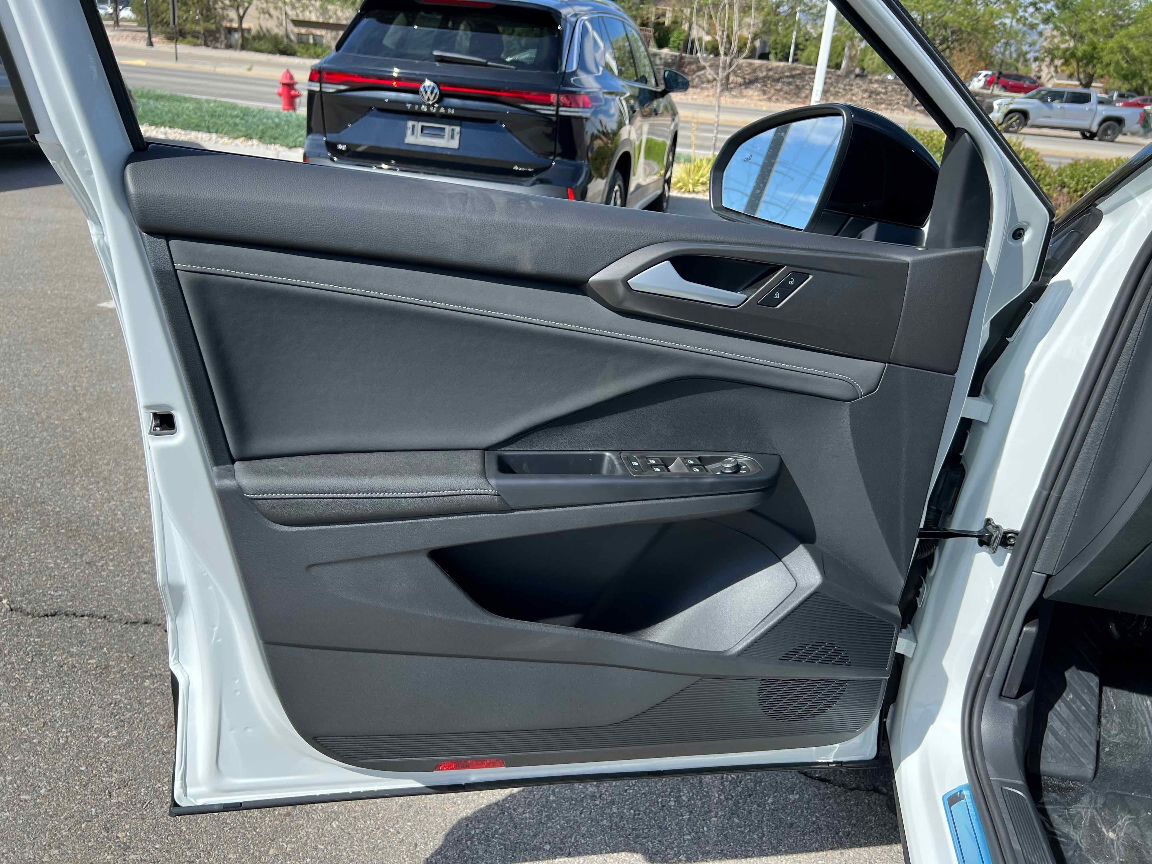 2025 Volkswagen Taos SE Black