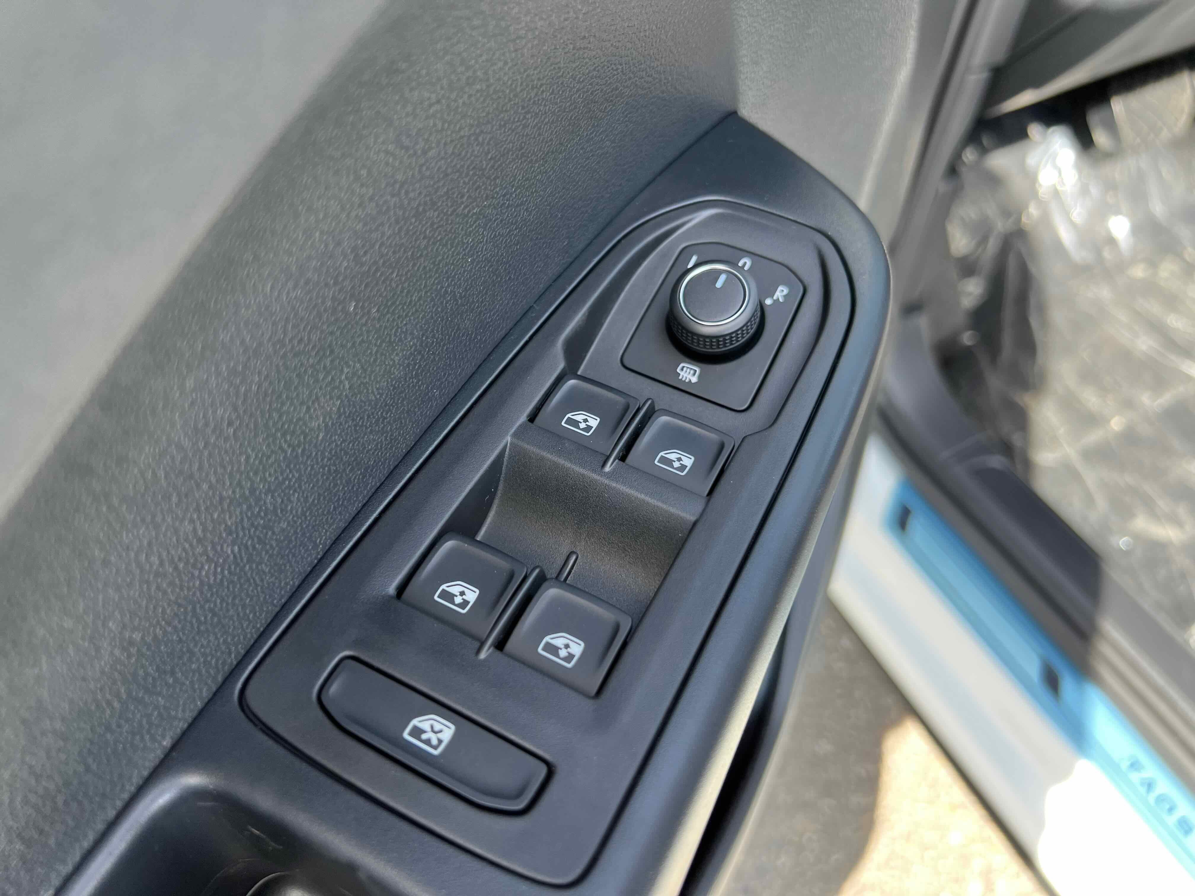 2025 Volkswagen Taos SE Black