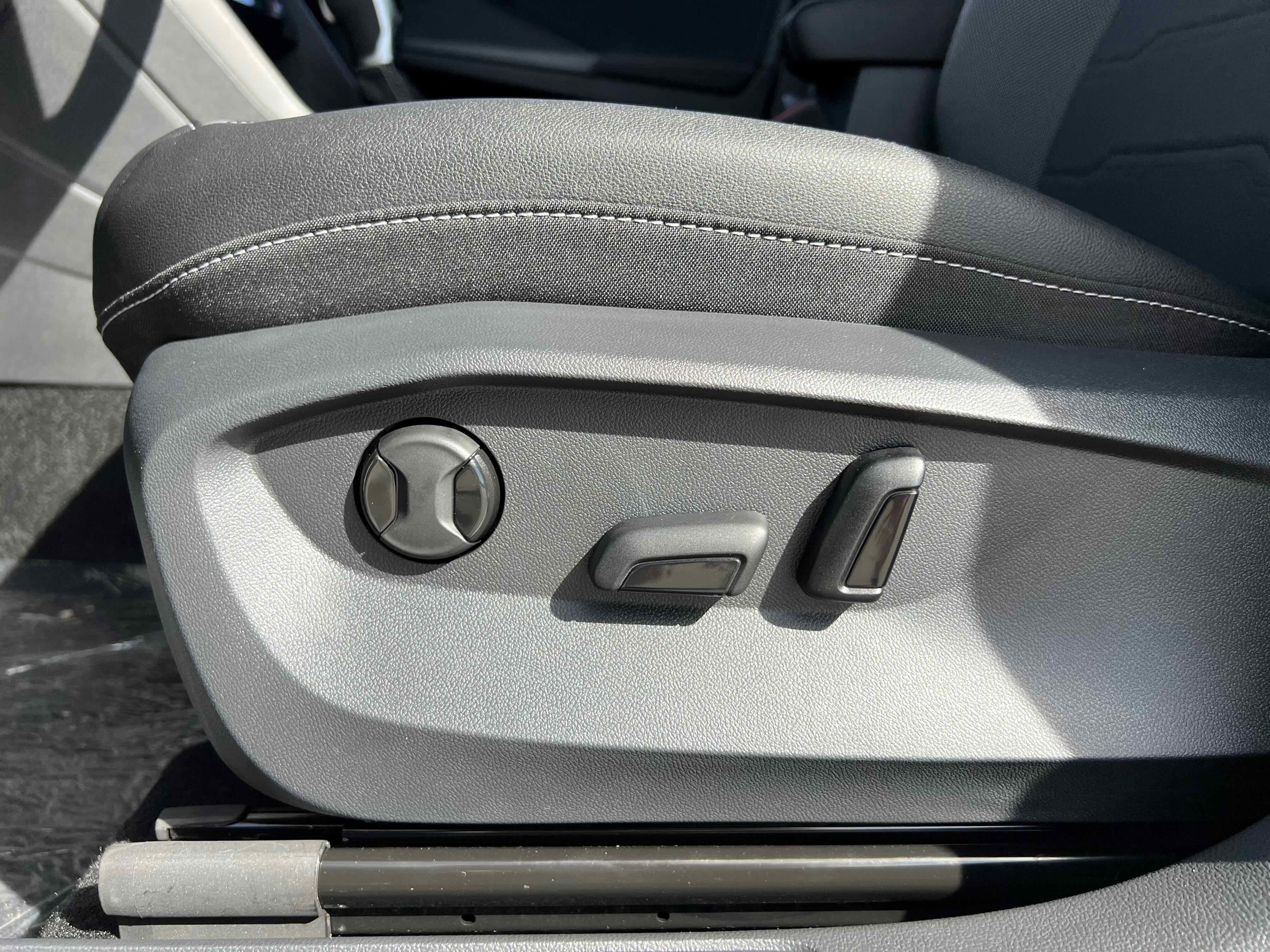 2025 Volkswagen Taos SE Black