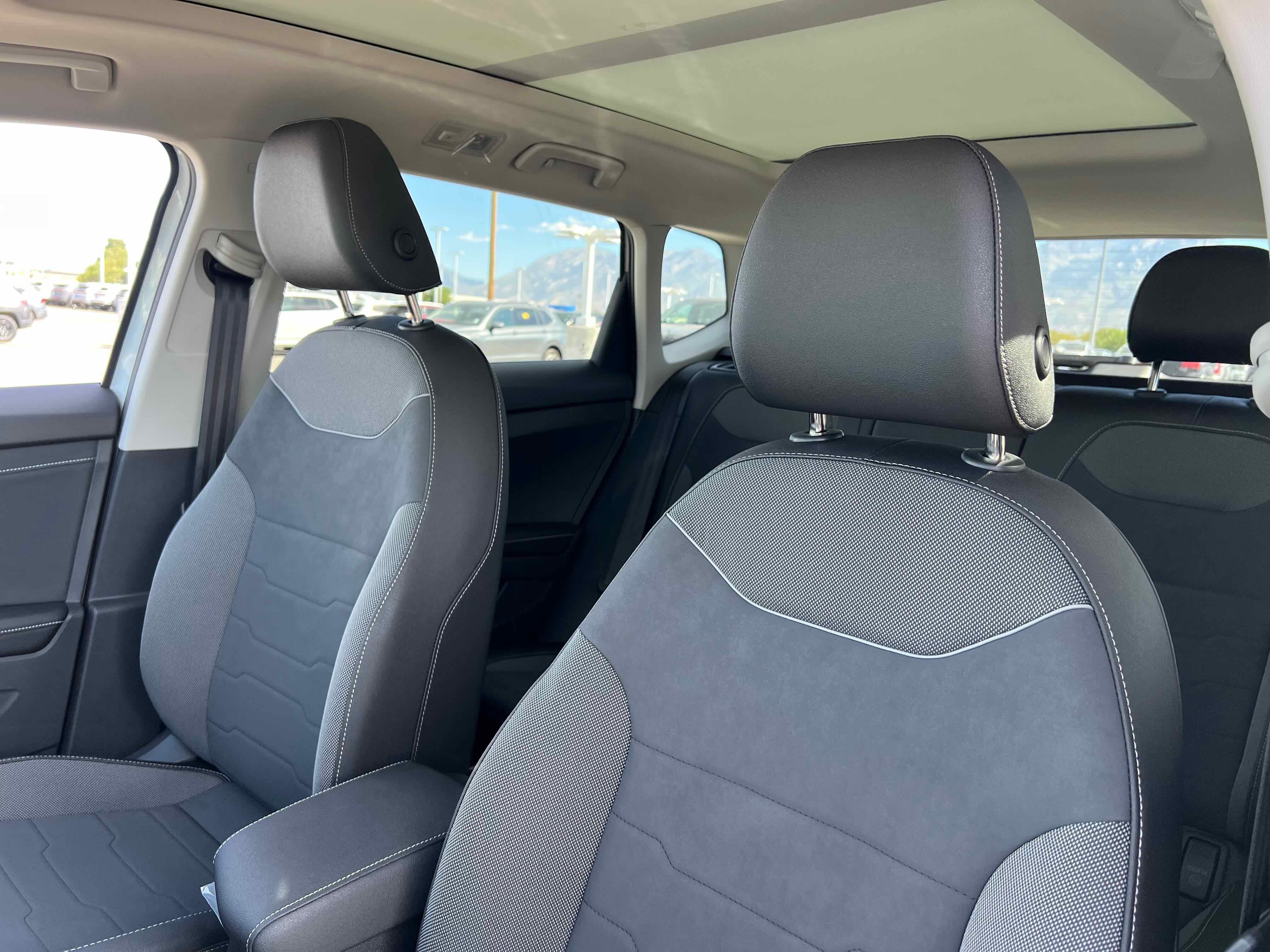 2025 Volkswagen Taos SE Black