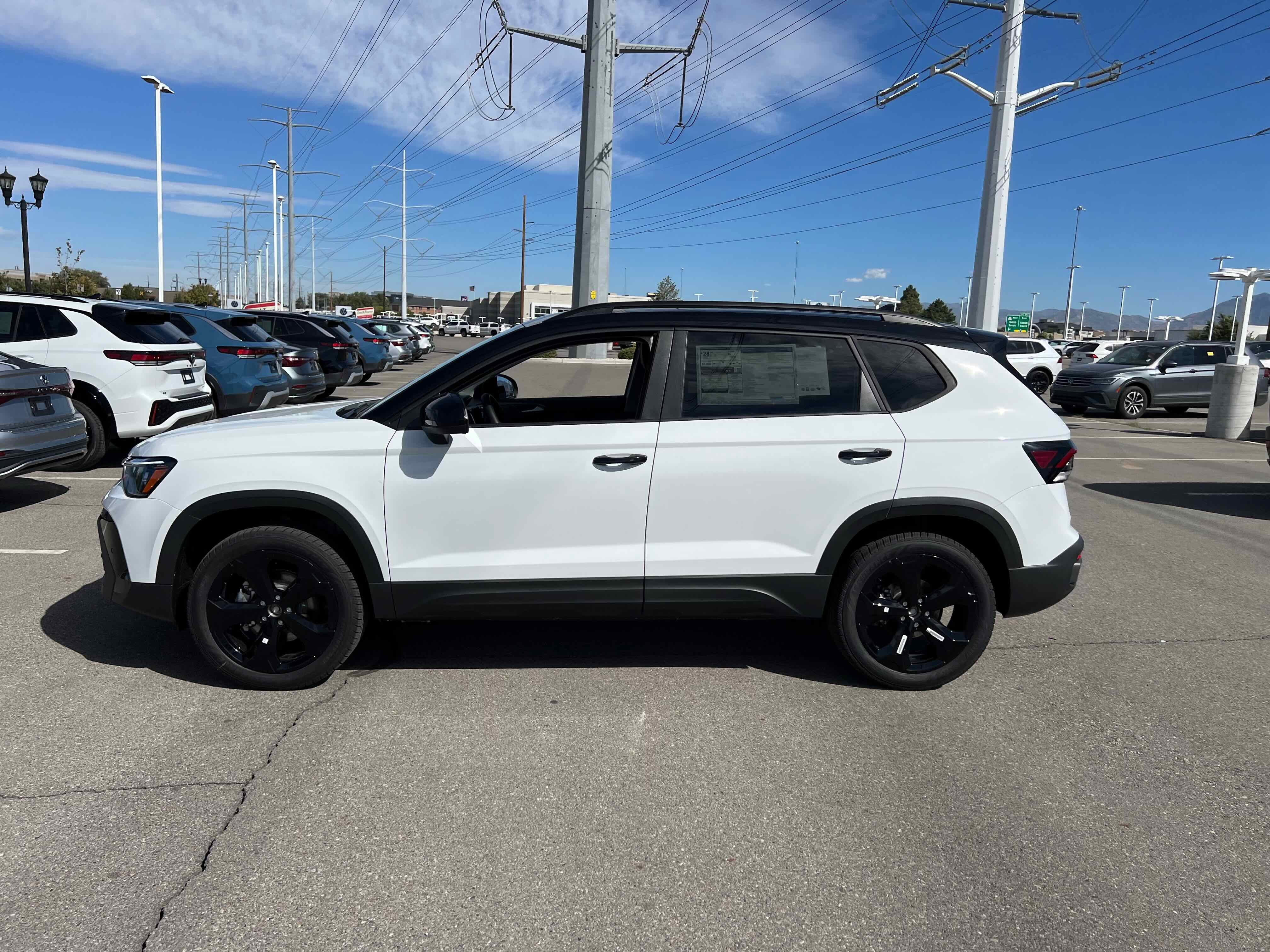 2025 Volkswagen Taos SE Black