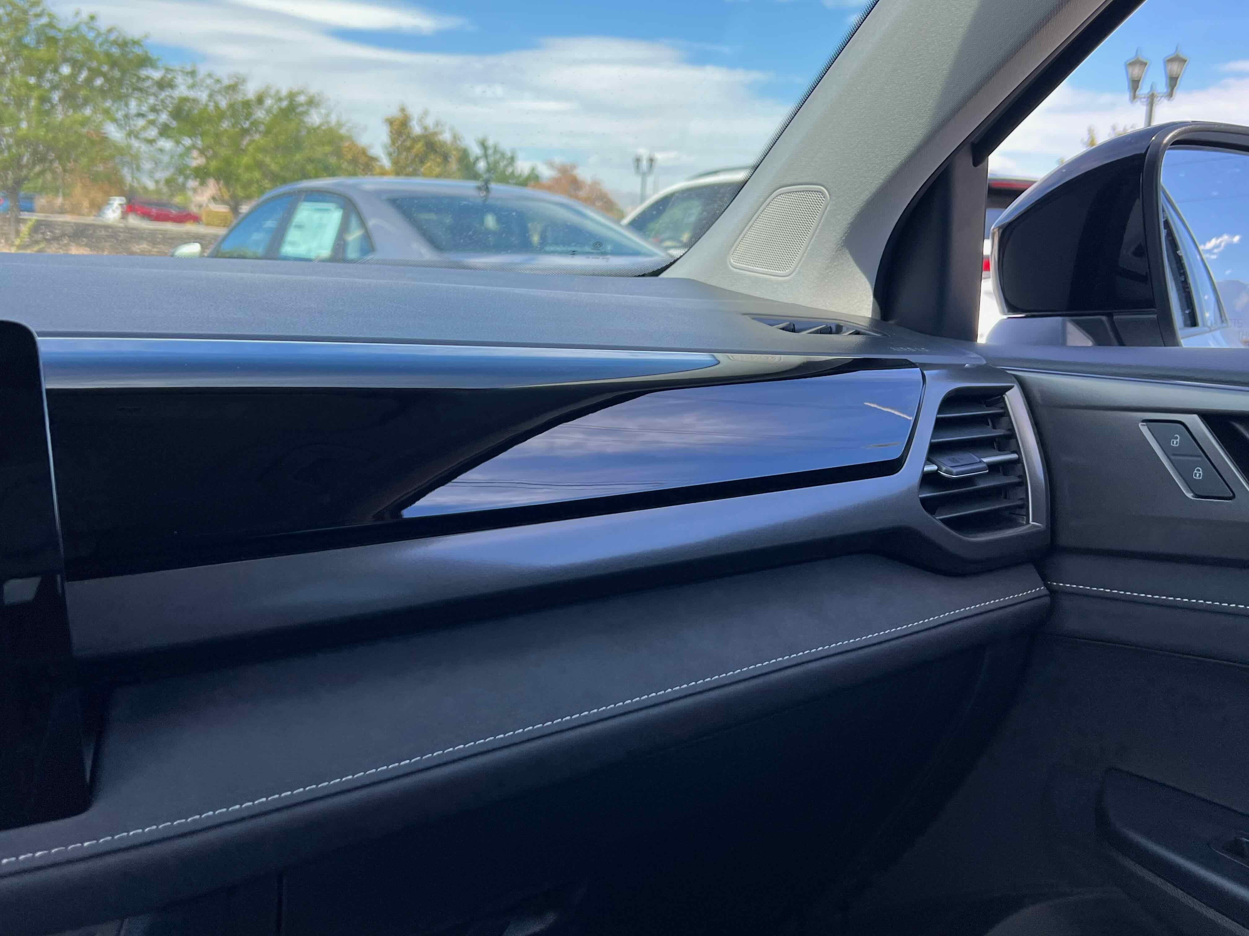 2025 Volkswagen Taos SE Black