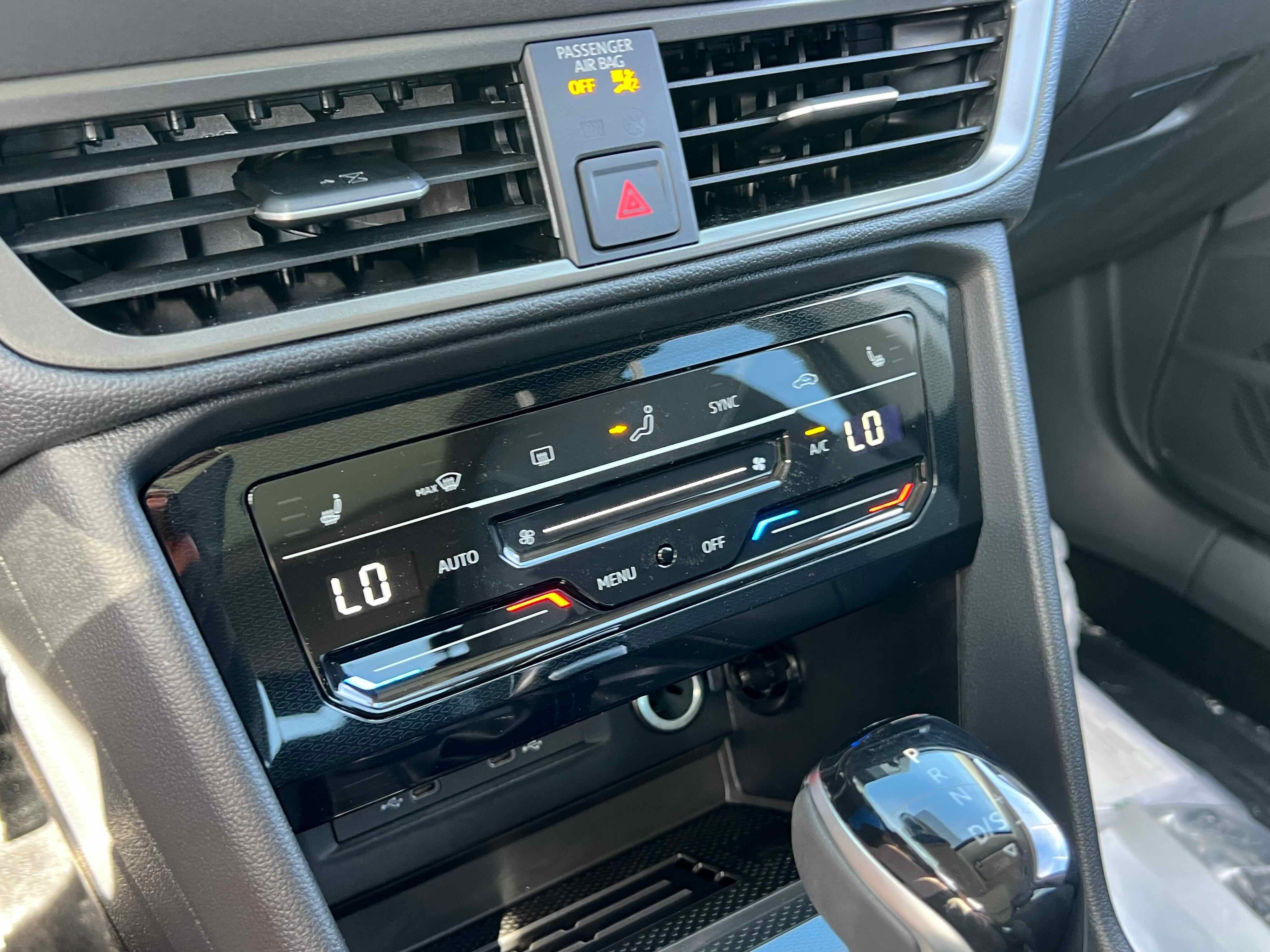 2025 Volkswagen Taos SE Black