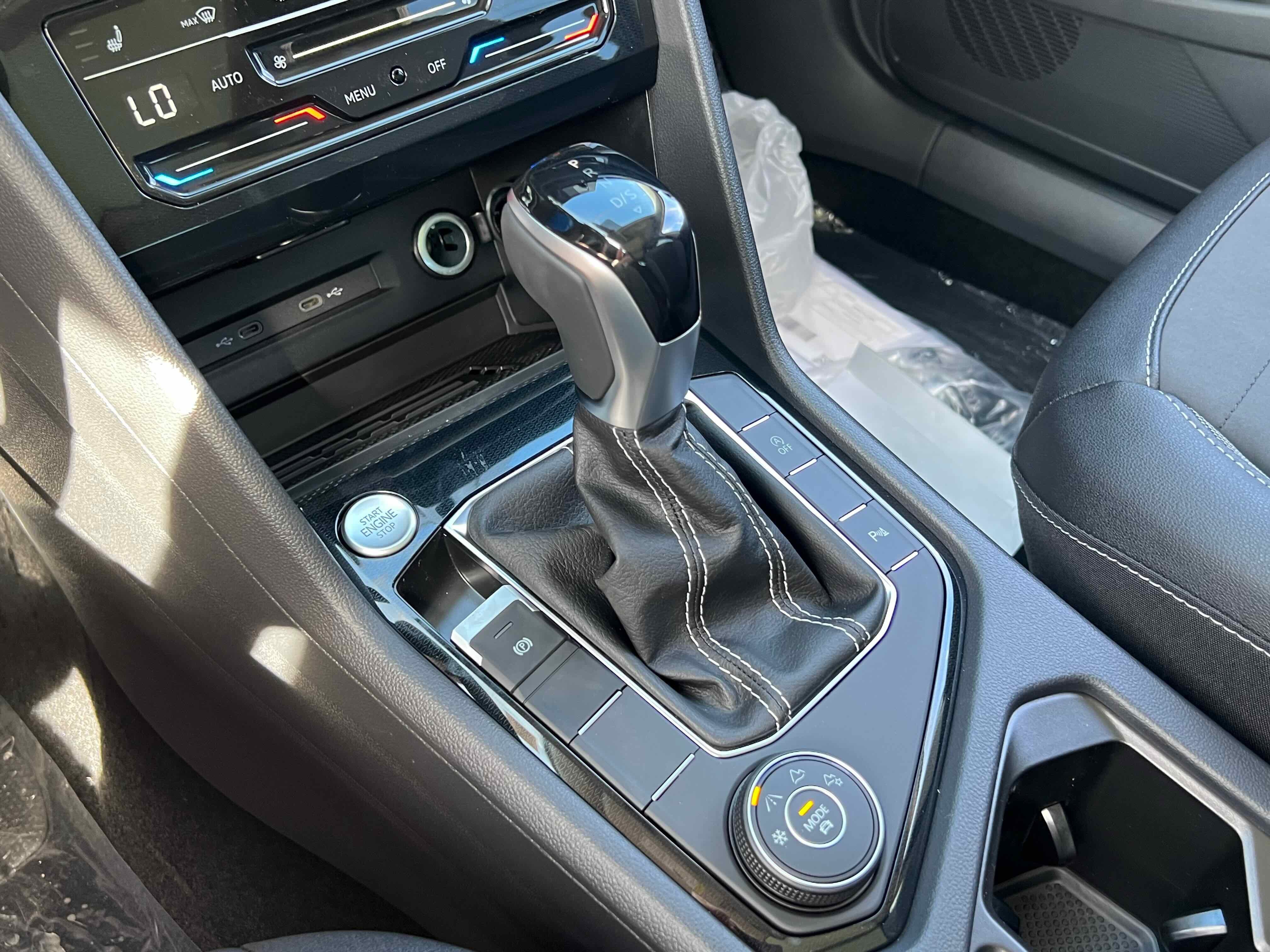 2025 Volkswagen Taos SE Black