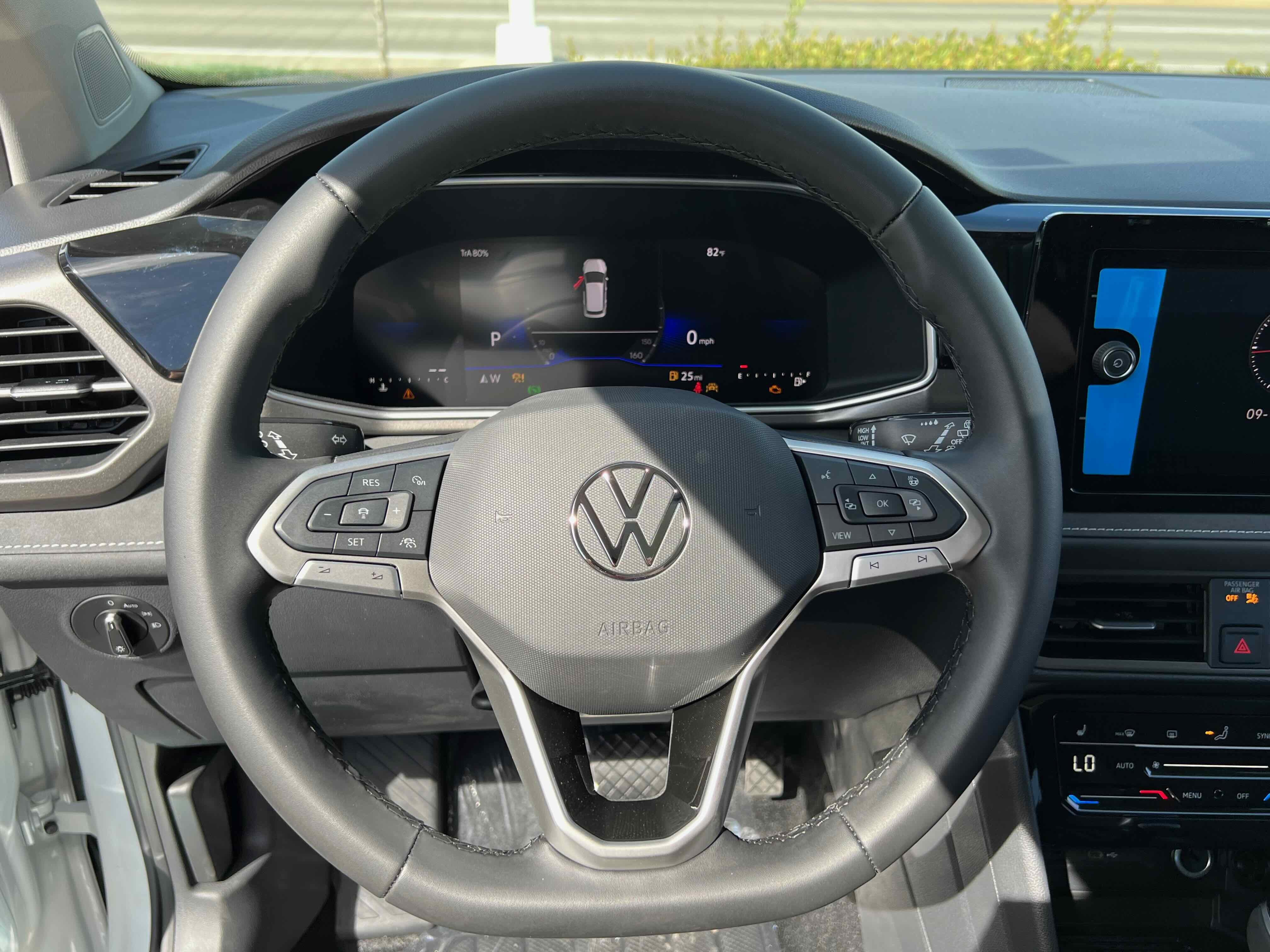 2025 Volkswagen Taos SE Black