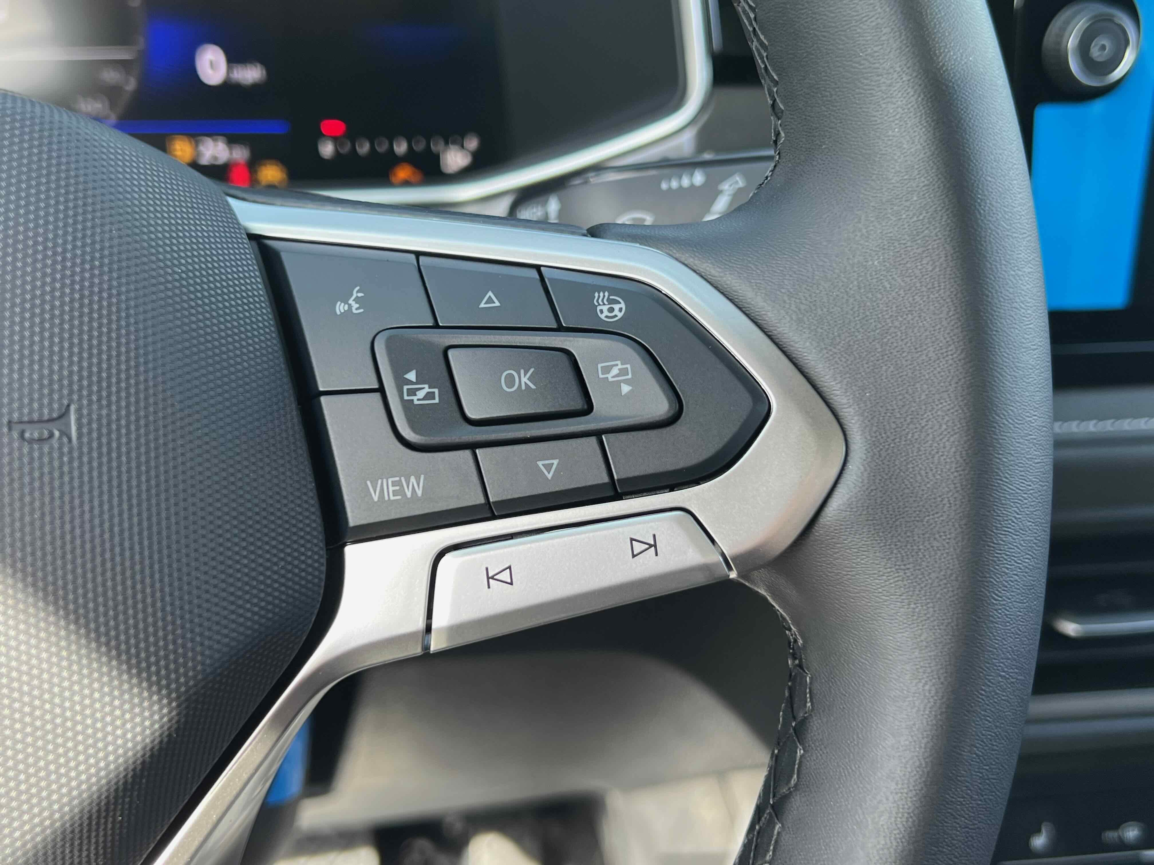 2025 Volkswagen Taos SE Black