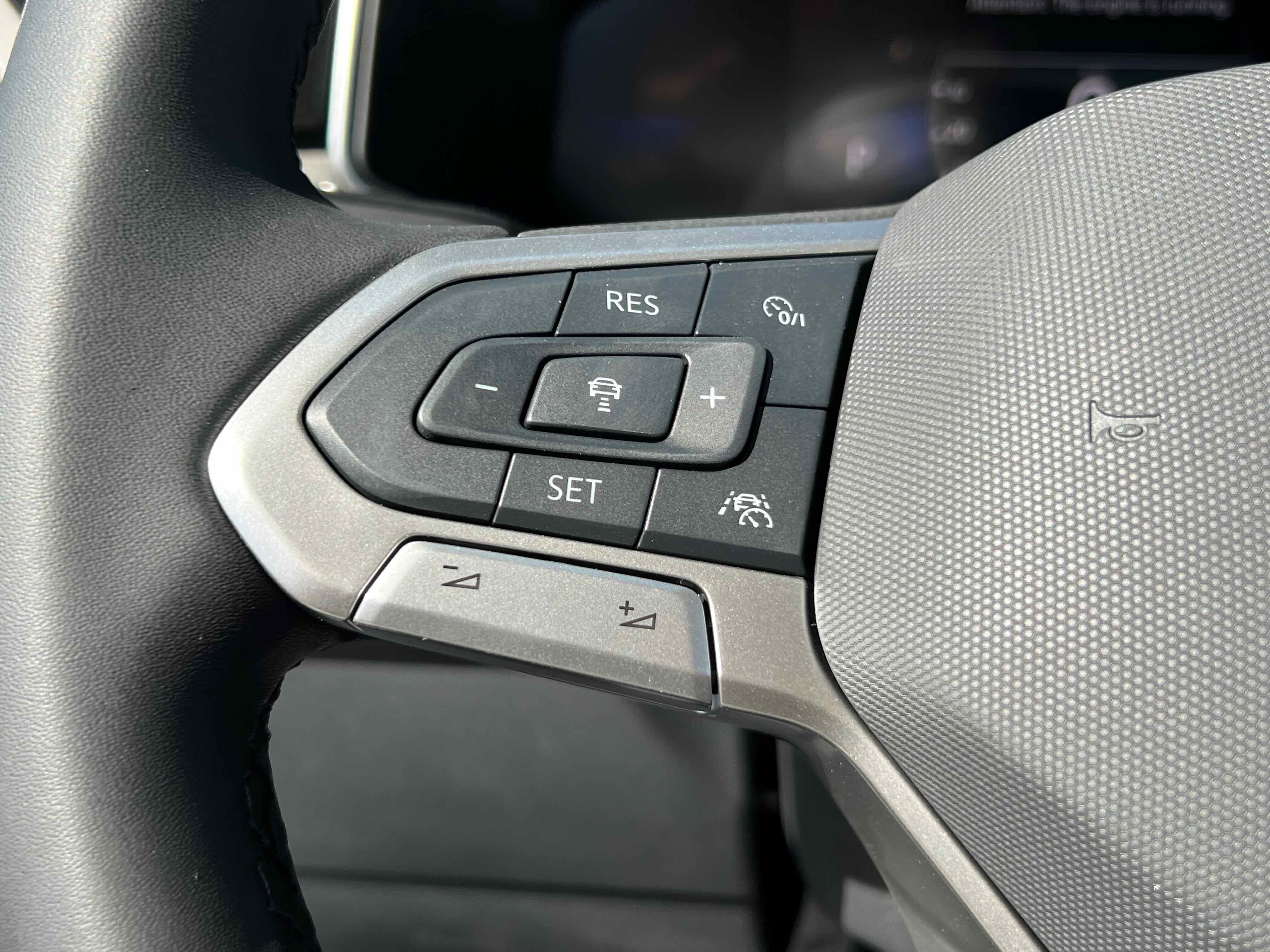 2025 Volkswagen Taos SE Black