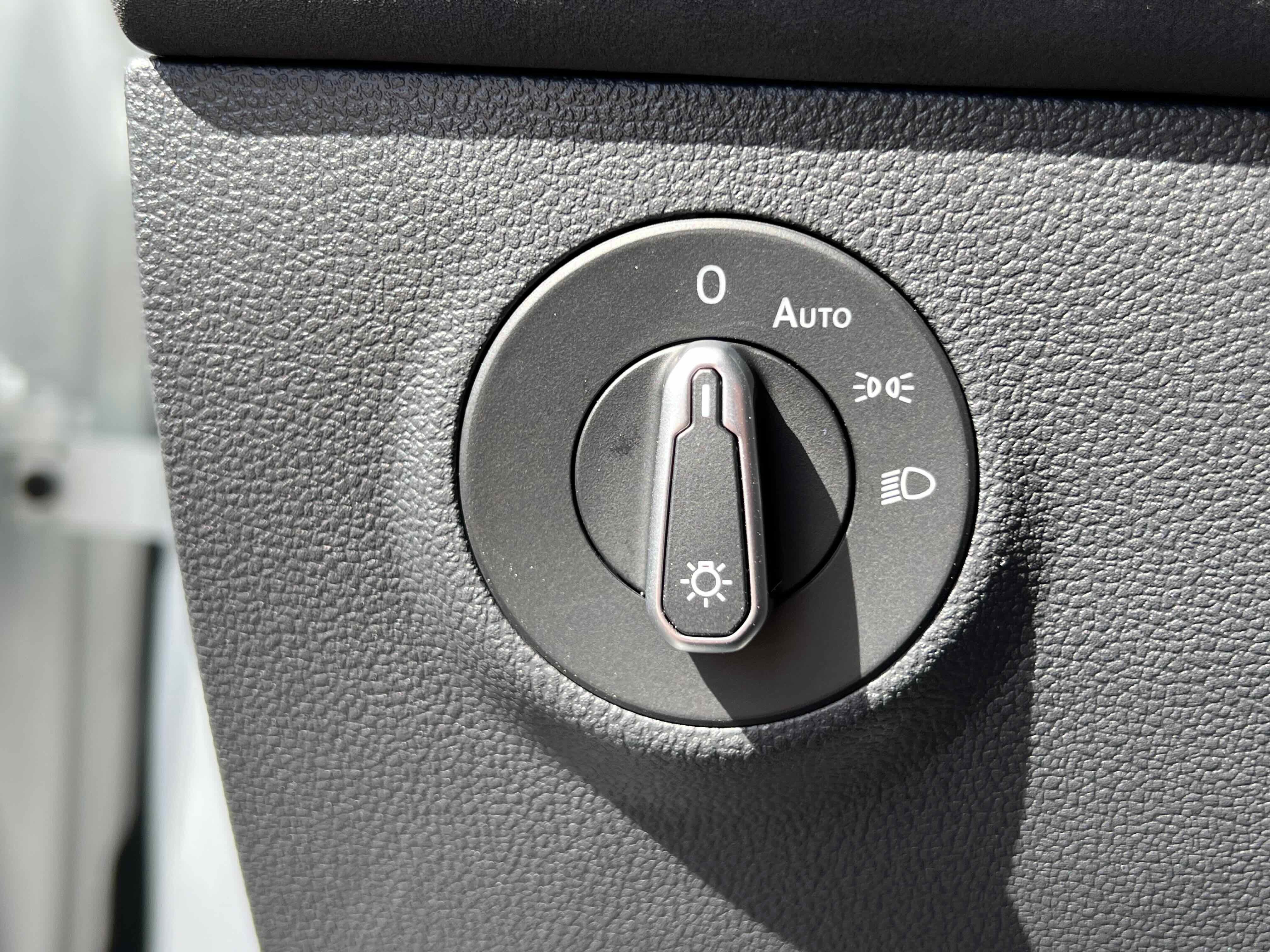 2025 Volkswagen Taos SE Black