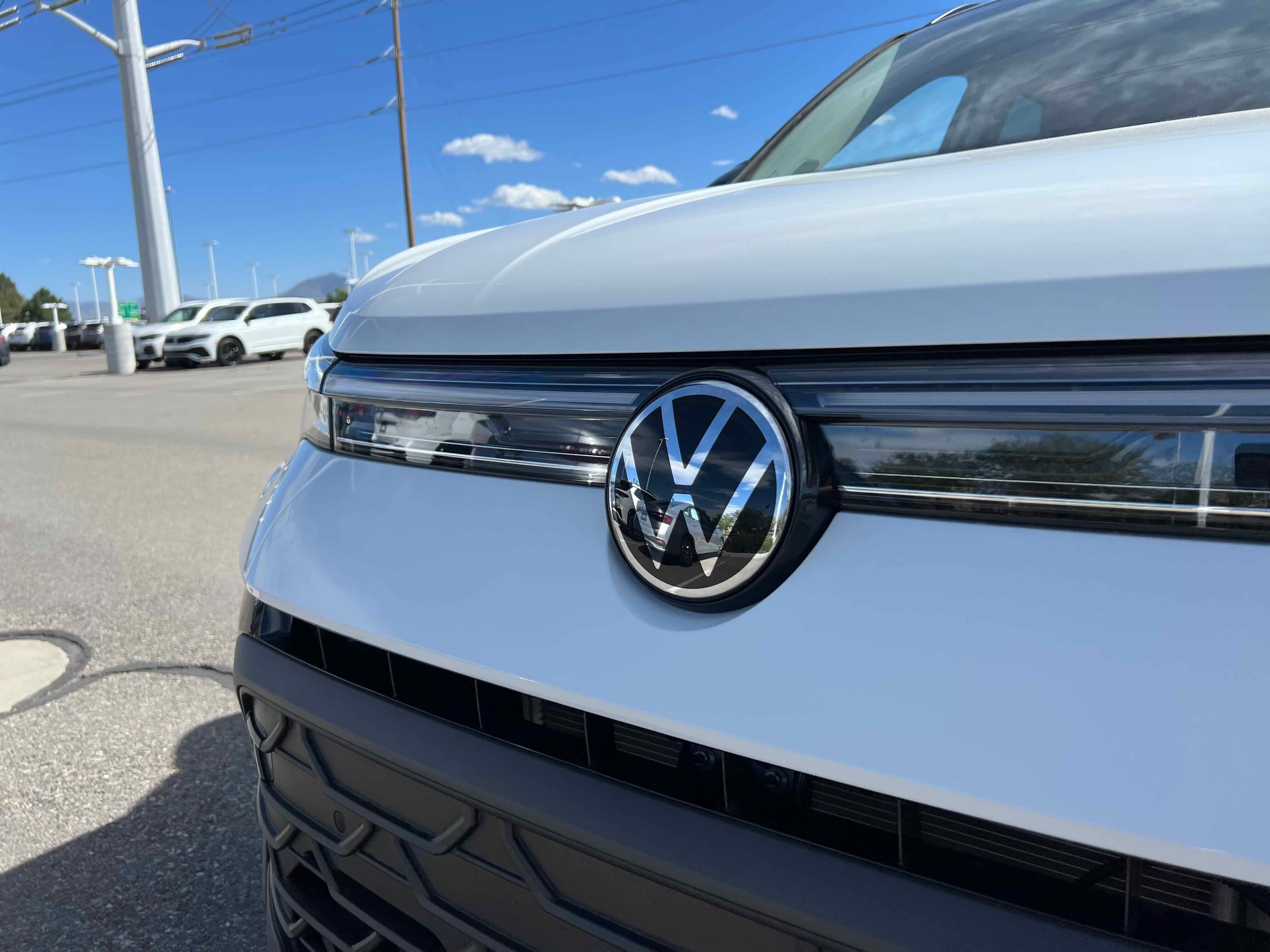 2025 Volkswagen Taos SE Black