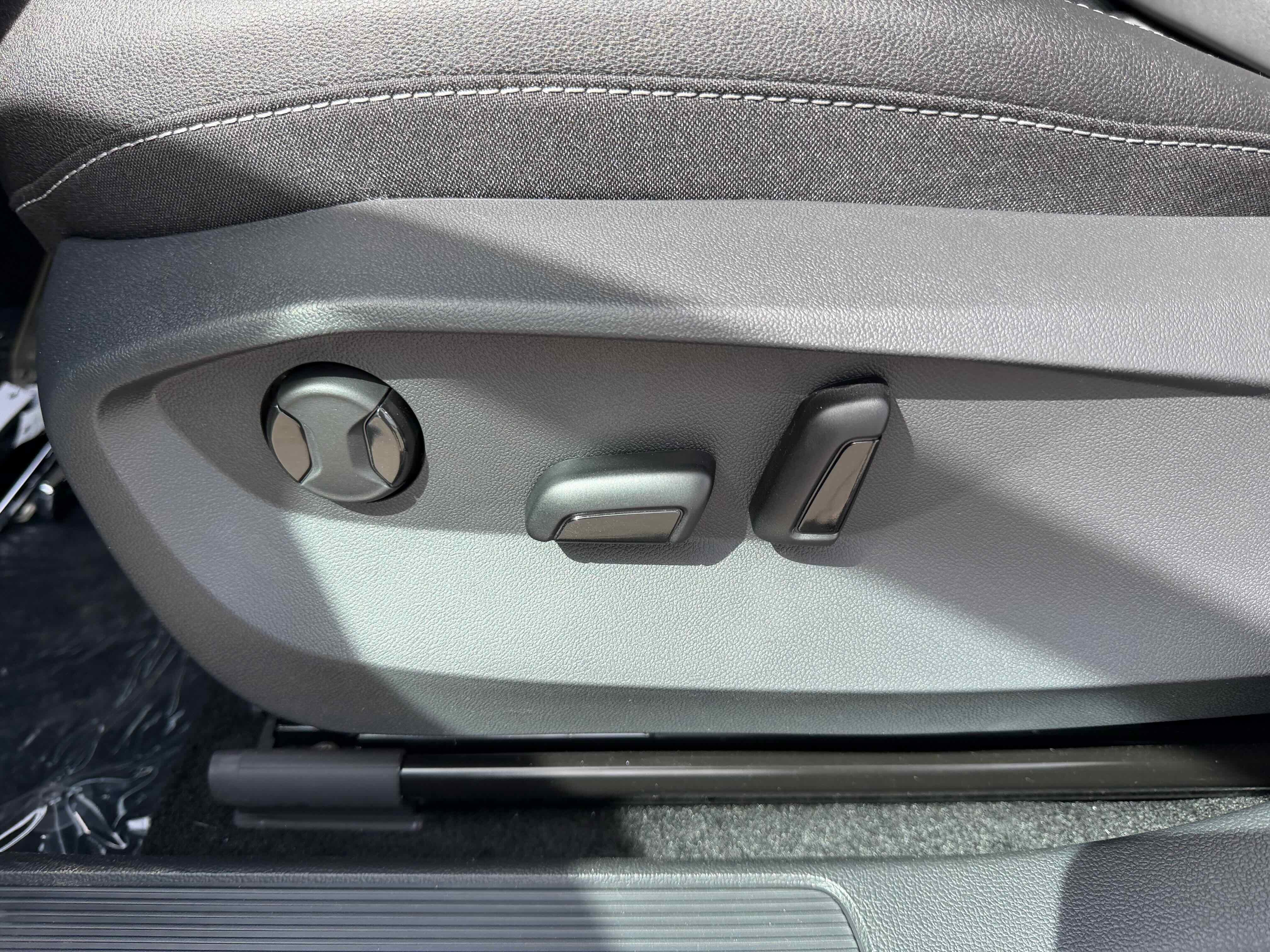 2026 Volkswagen Taos SE Black
