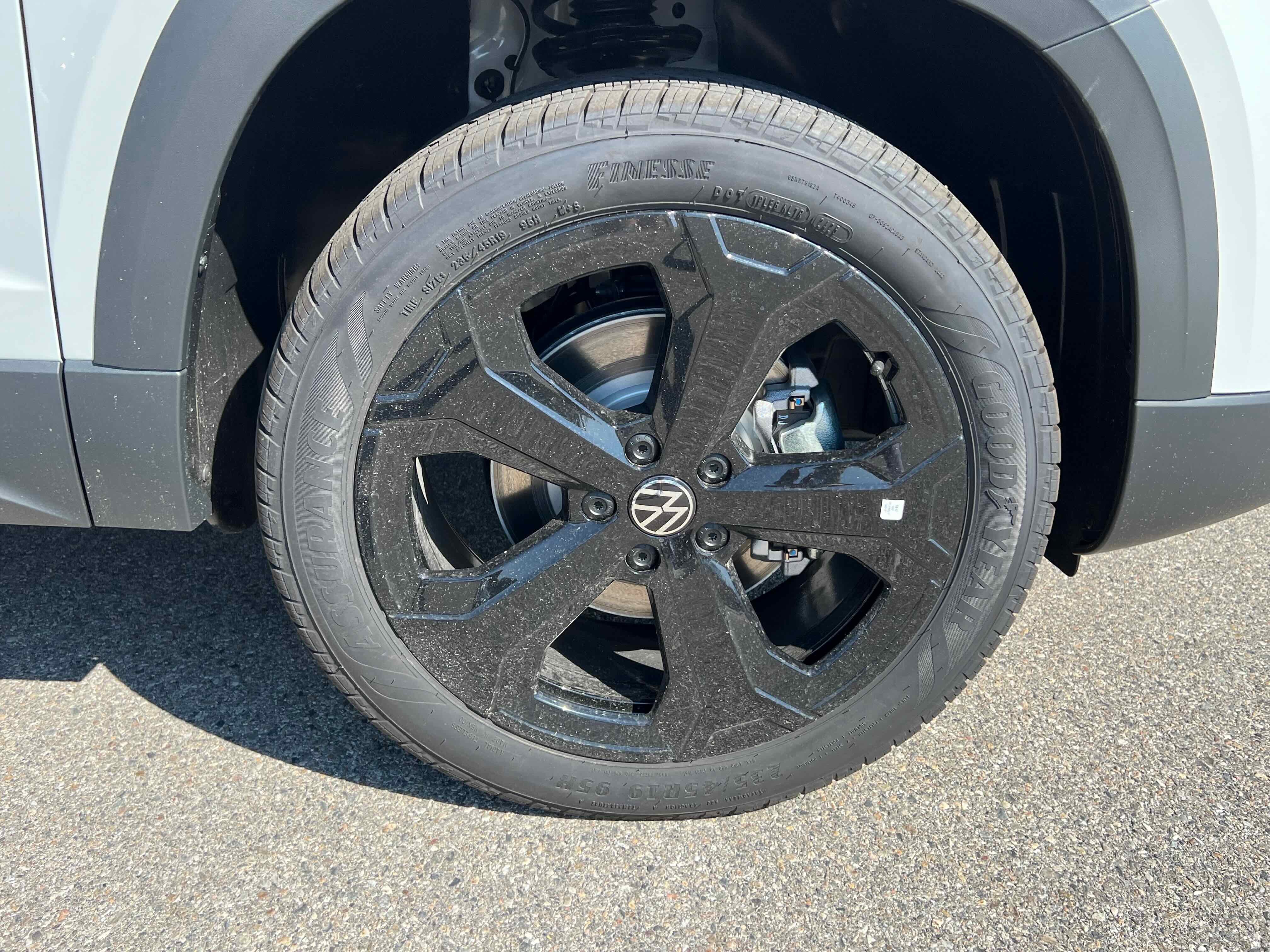 2025 Volkswagen Taos SE Black