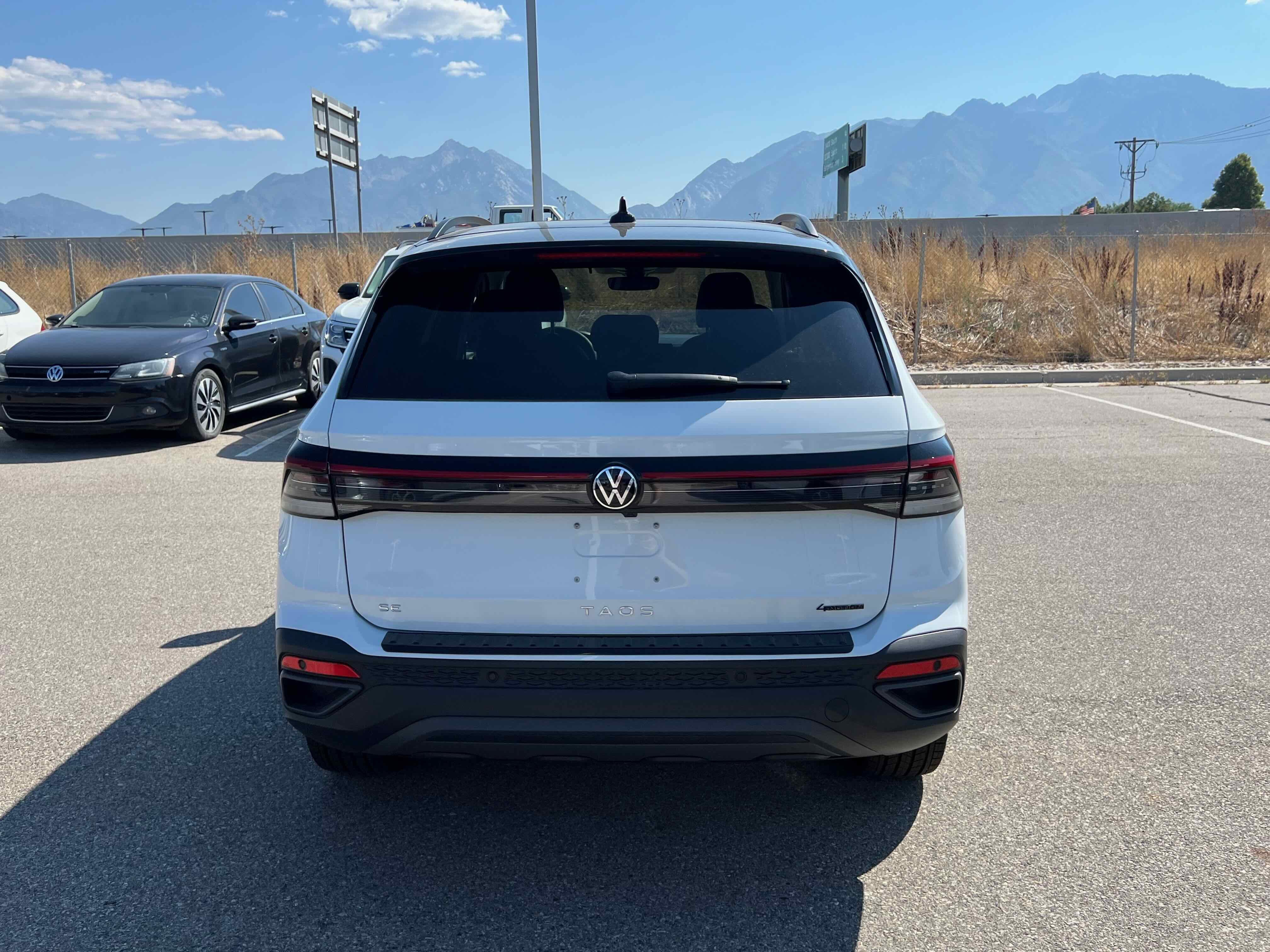 2025 Volkswagen Taos SE Black
