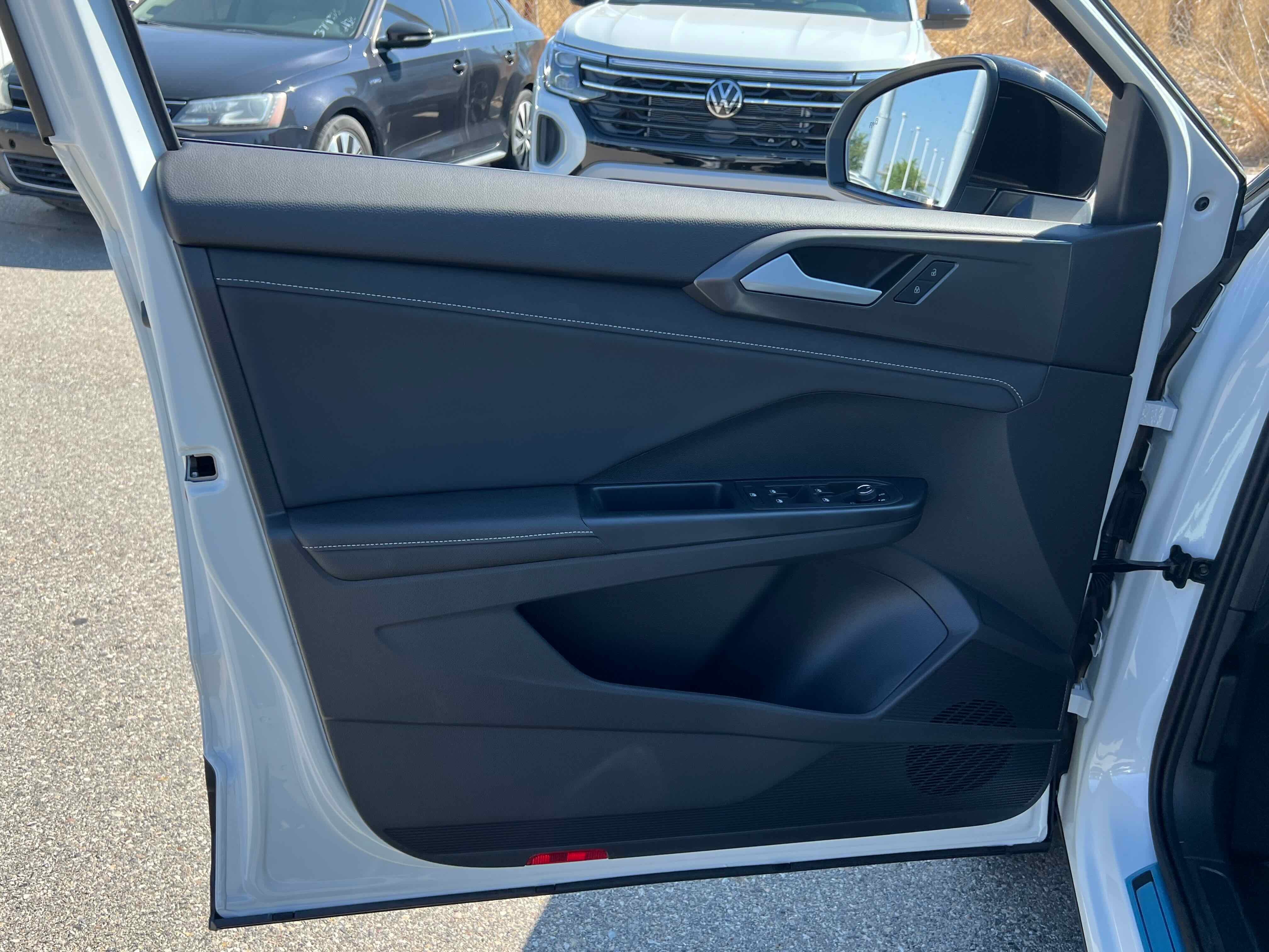 2025 Volkswagen Taos SE Black