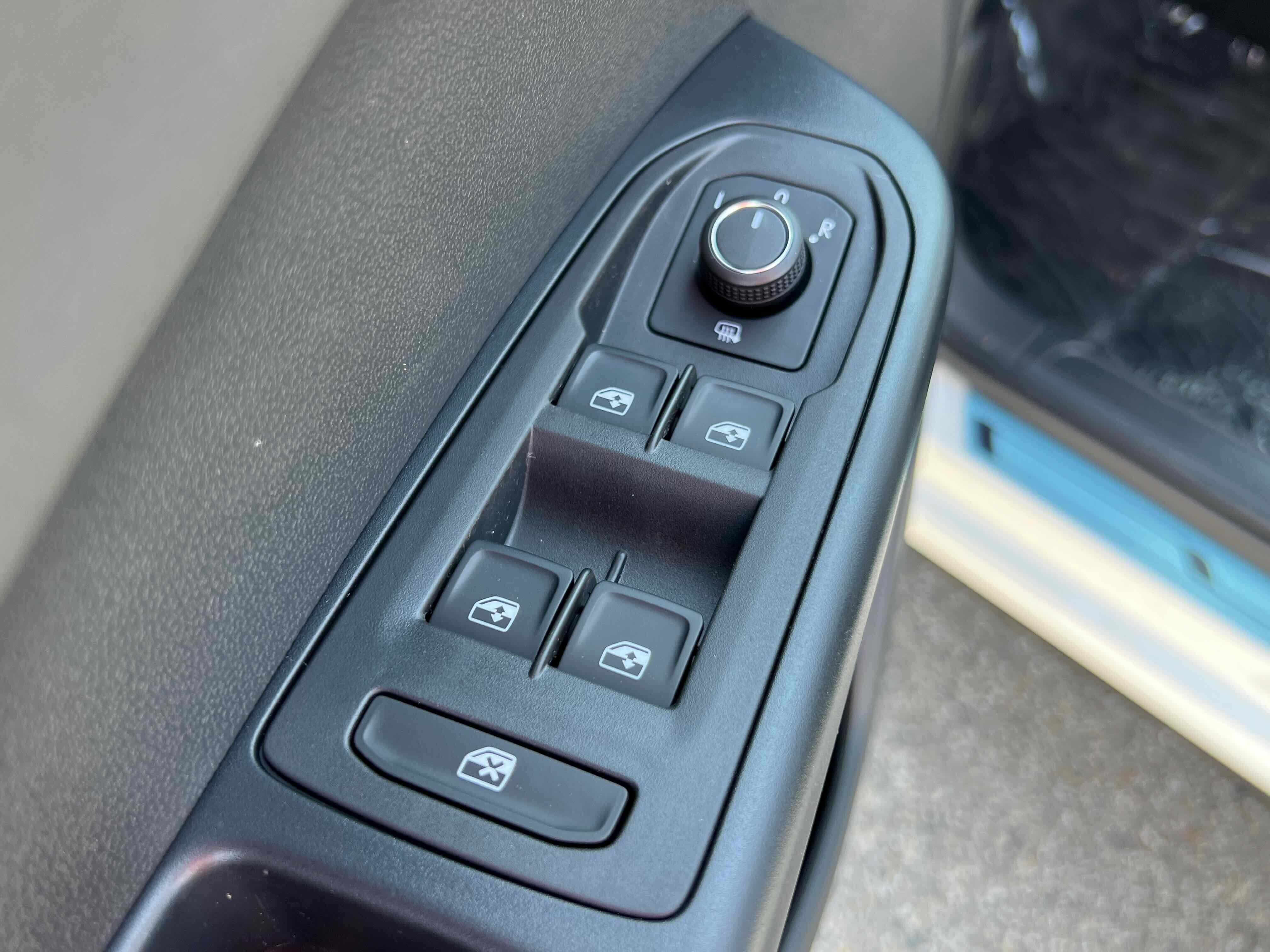 2025 Volkswagen Taos SE Black