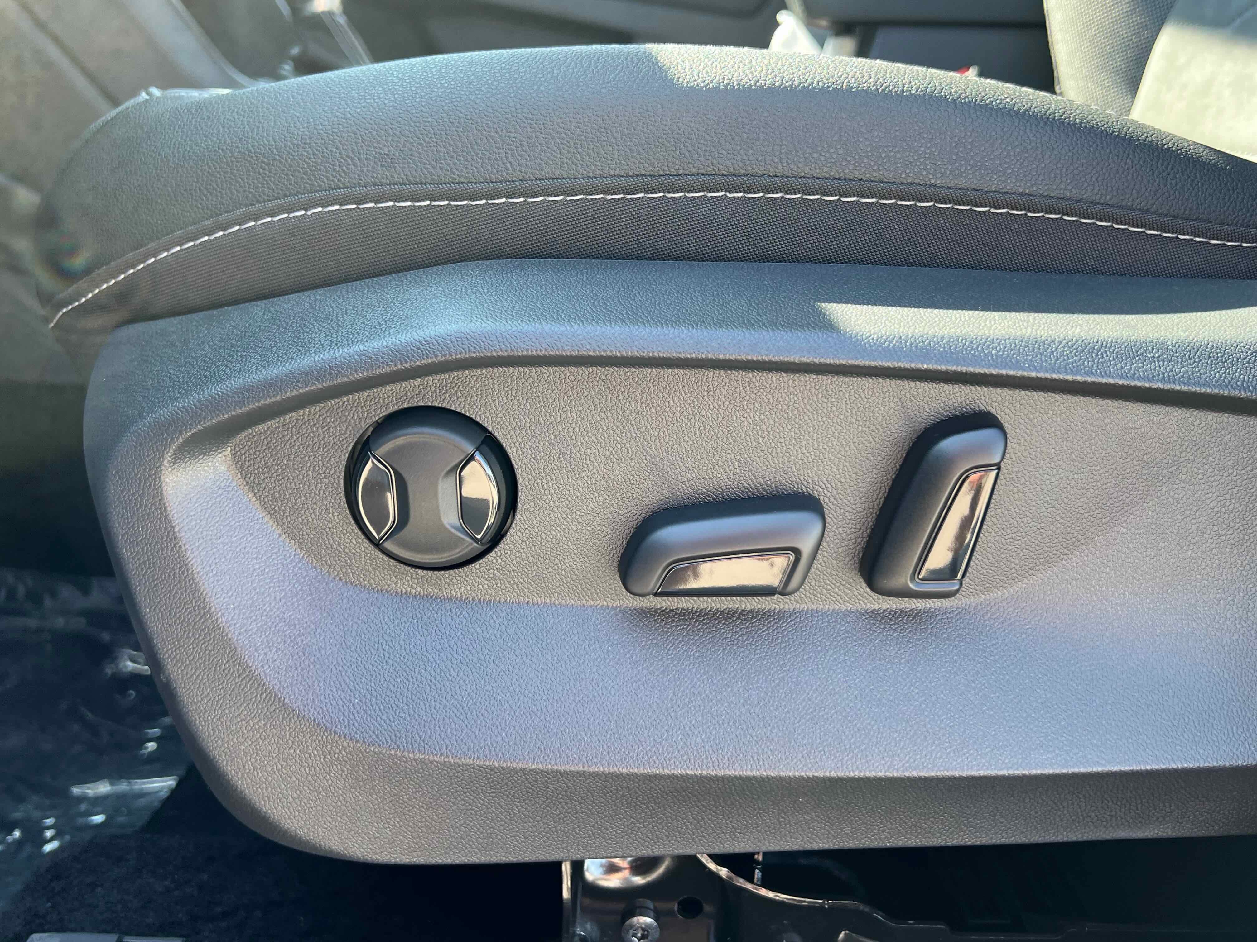 2025 Volkswagen Taos SE Black