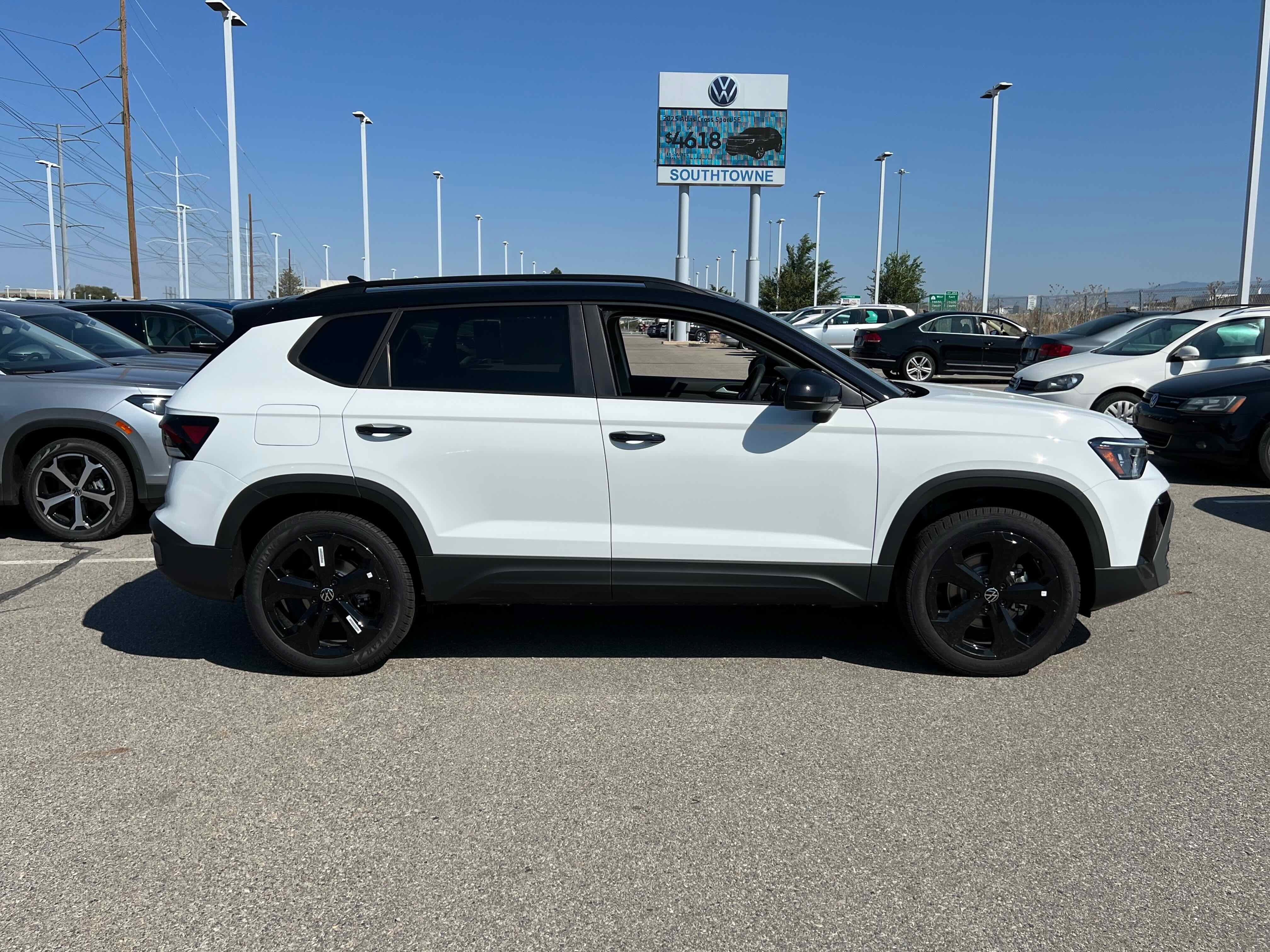 2025 Volkswagen Taos SE Black