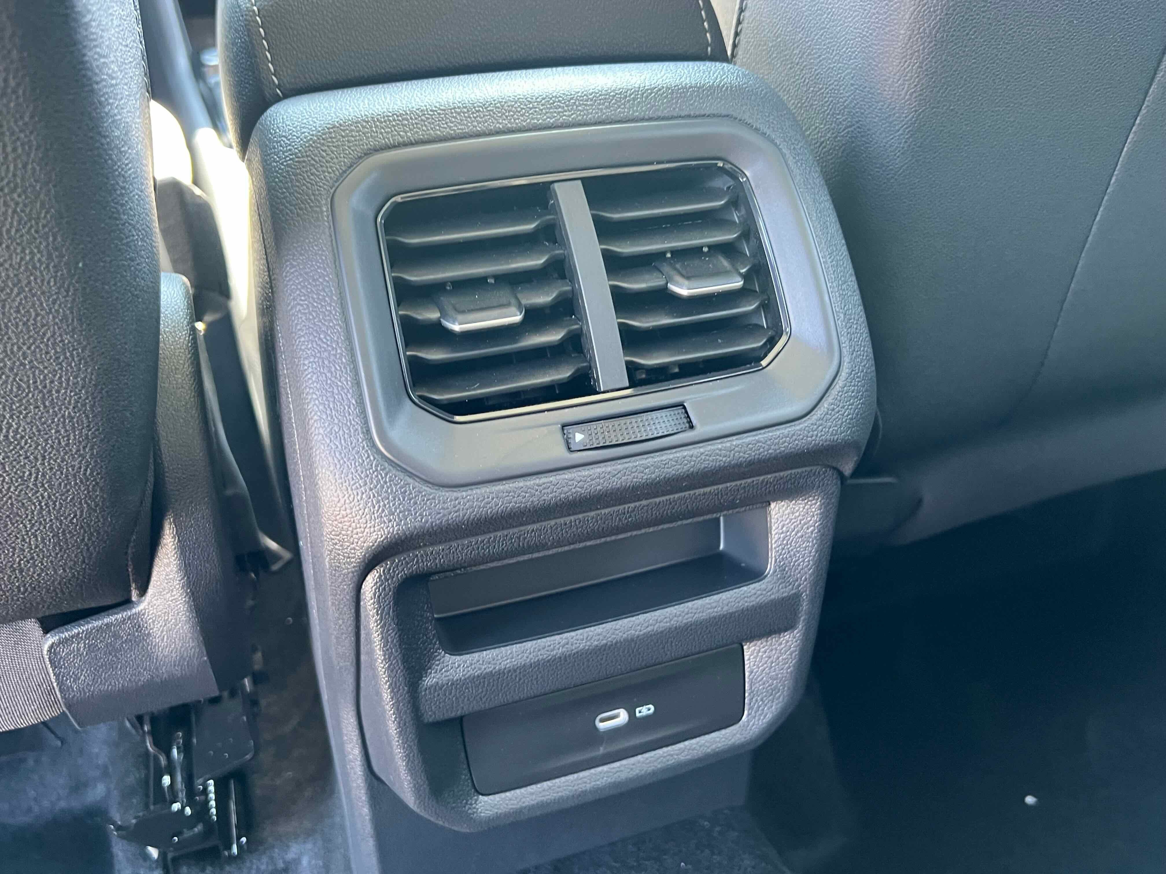 2025 Volkswagen Taos SE Black