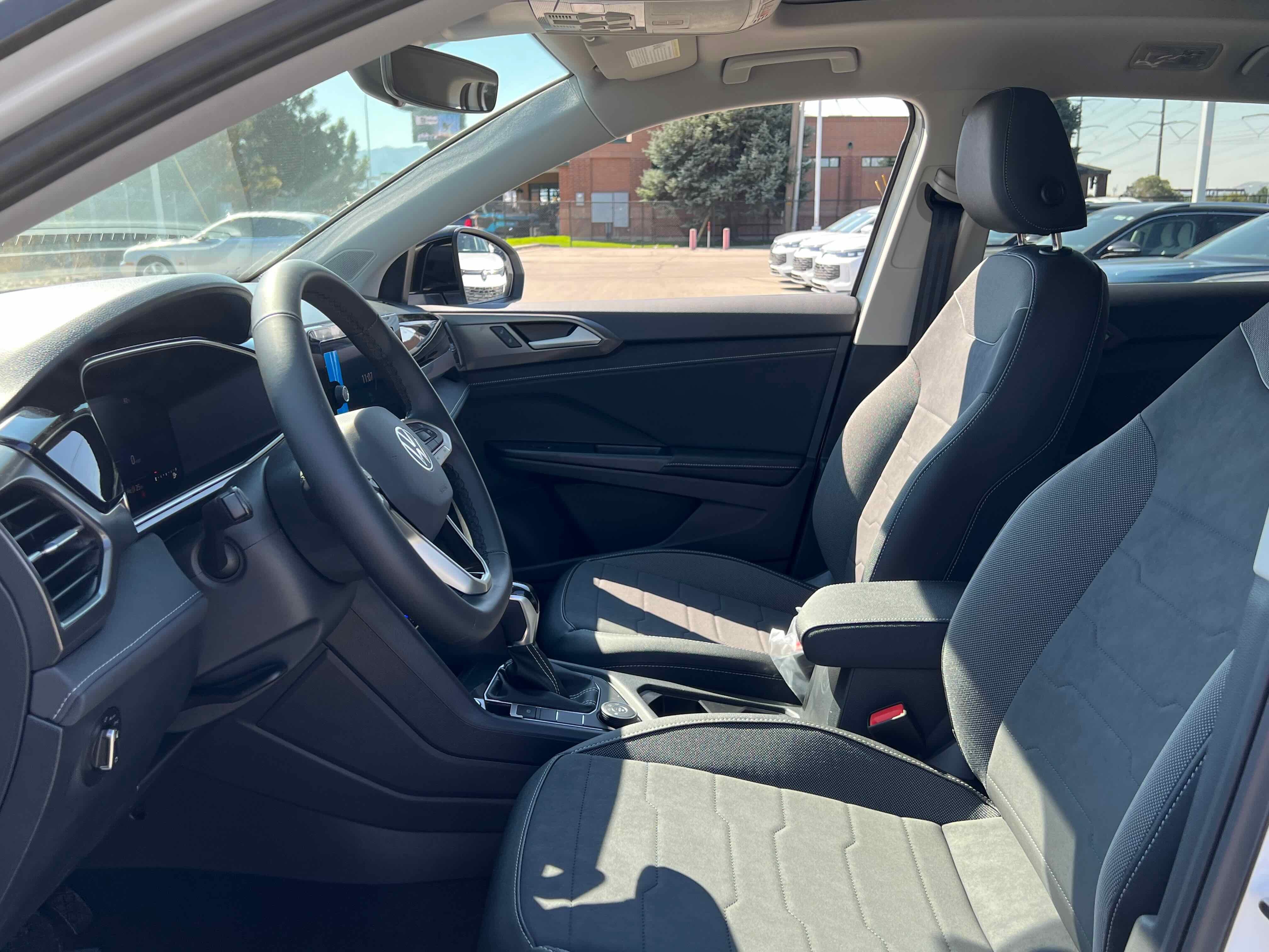 2025 Volkswagen Taos SE Black