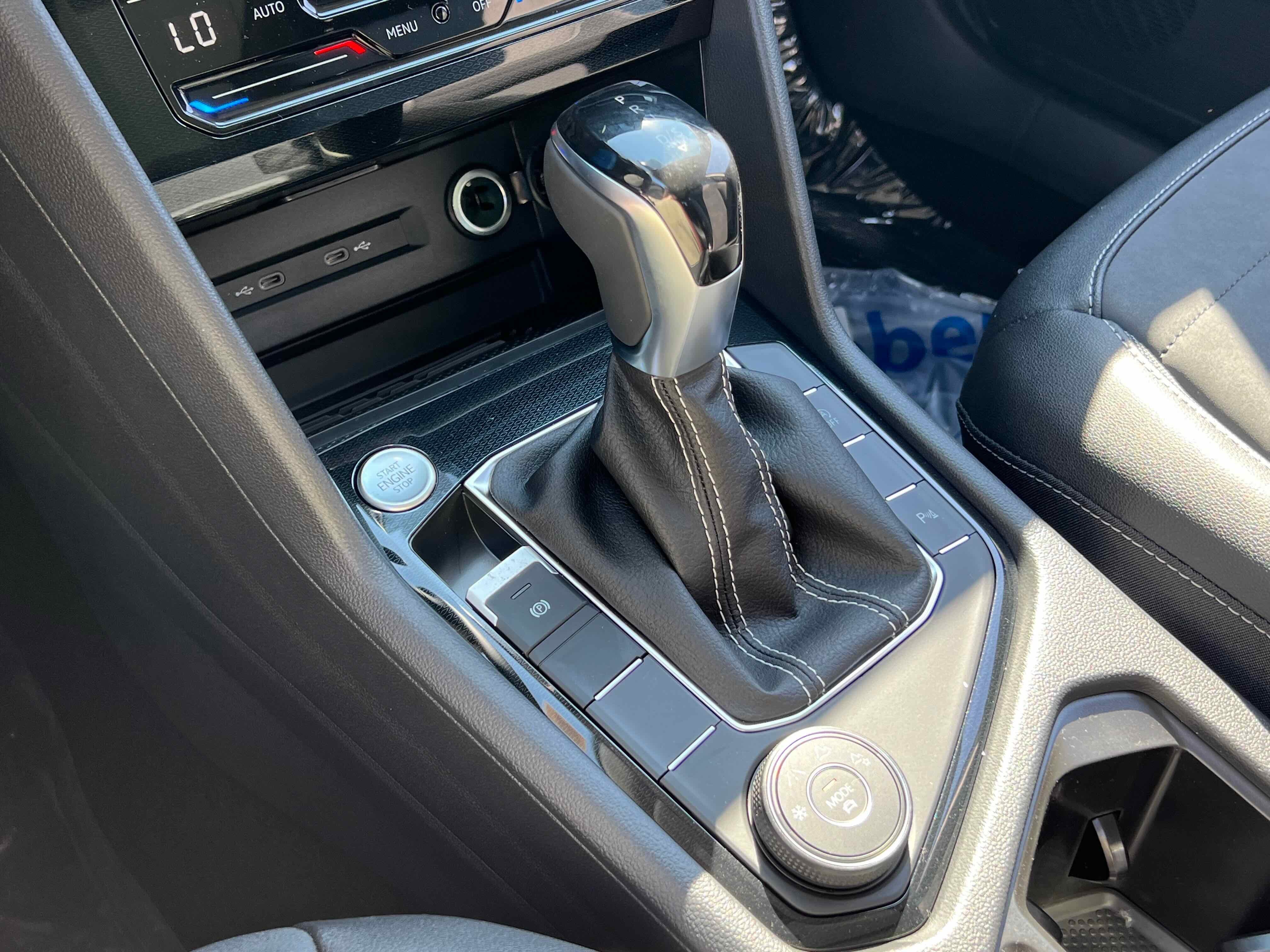 2025 Volkswagen Taos SE Black