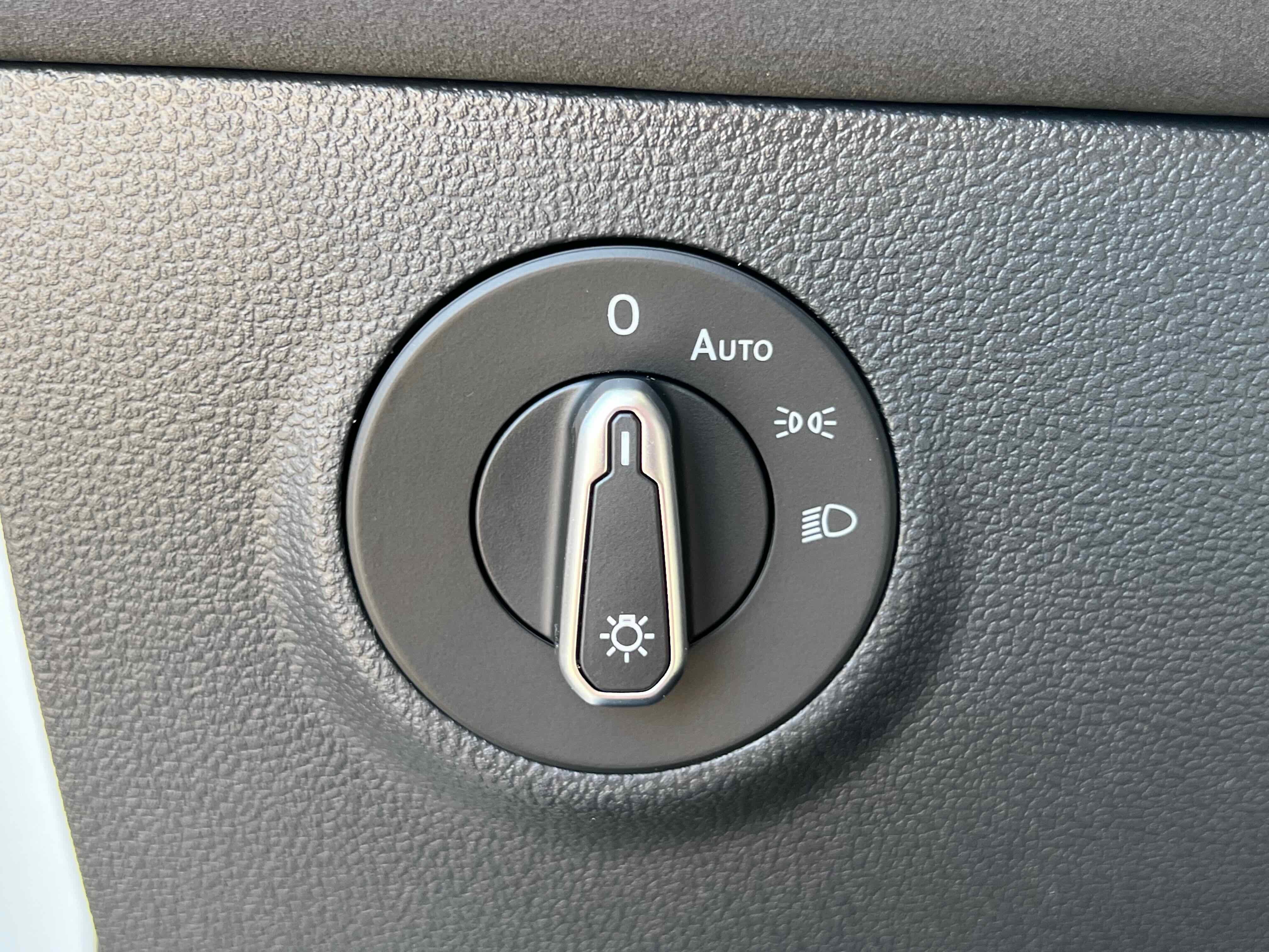 2025 Volkswagen Taos SE Black