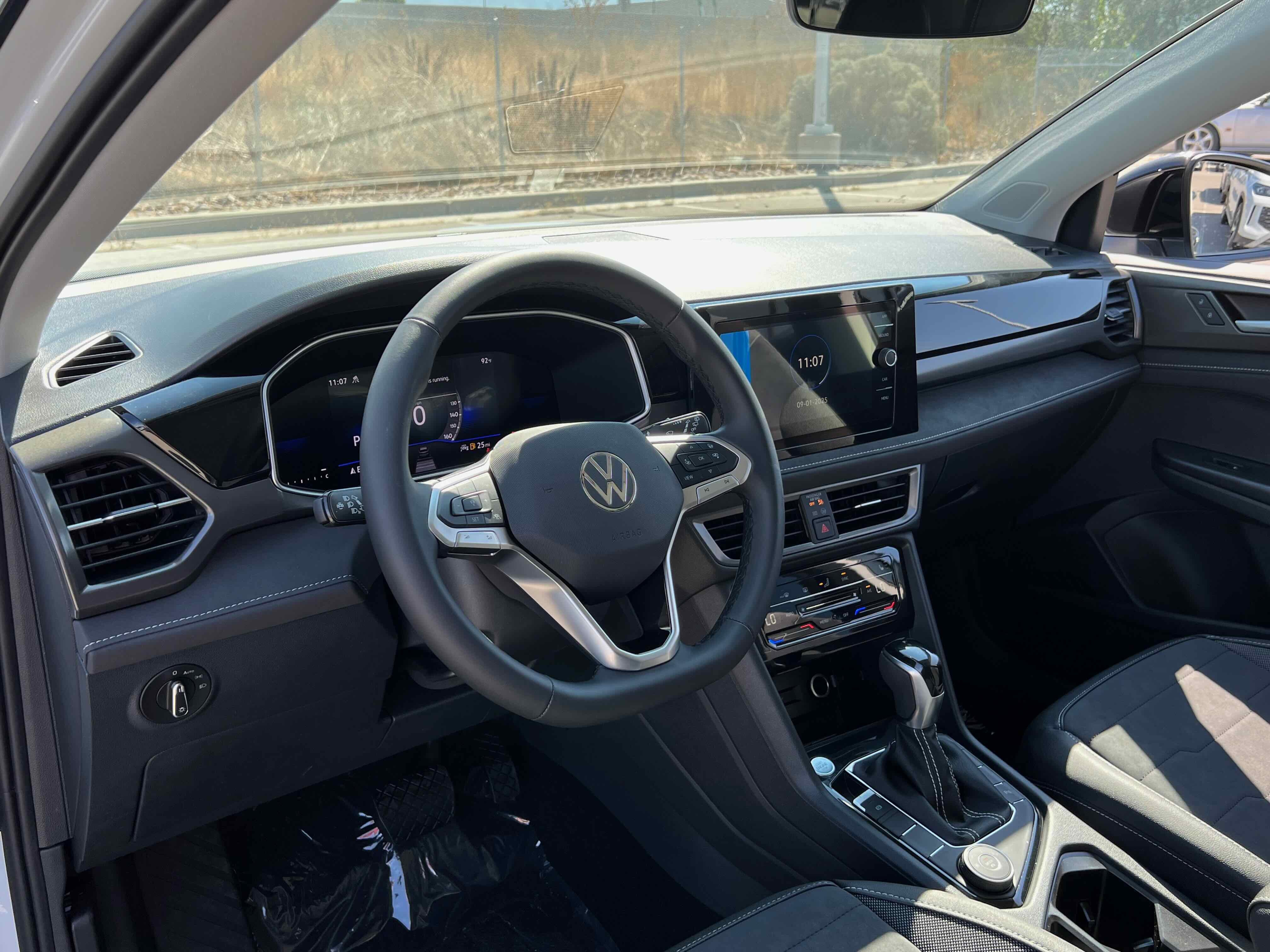 2025 Volkswagen Taos SE Black